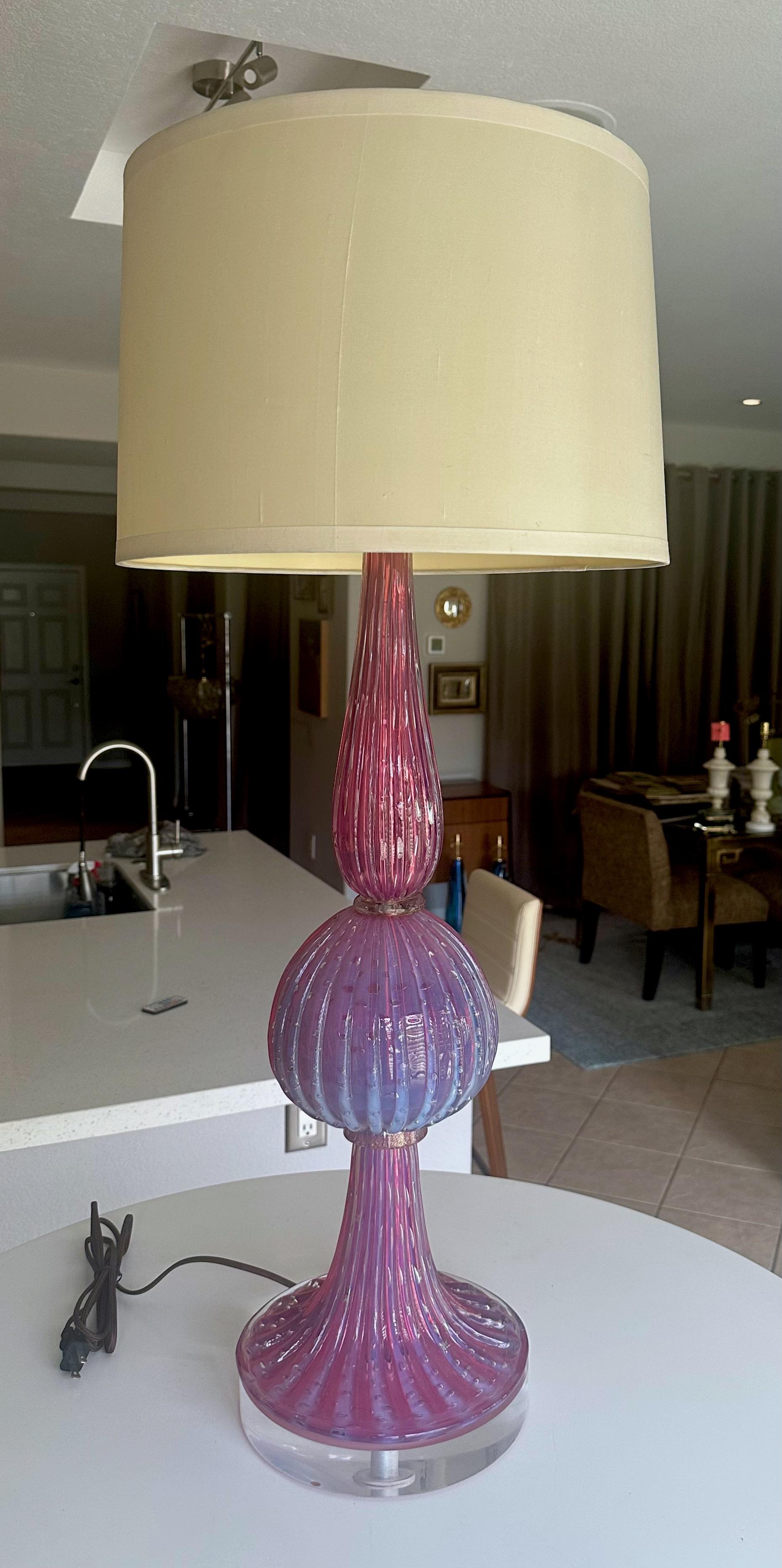Grande lampe de bureau nervurée Barbini en verre de Murano lavande en vente 14