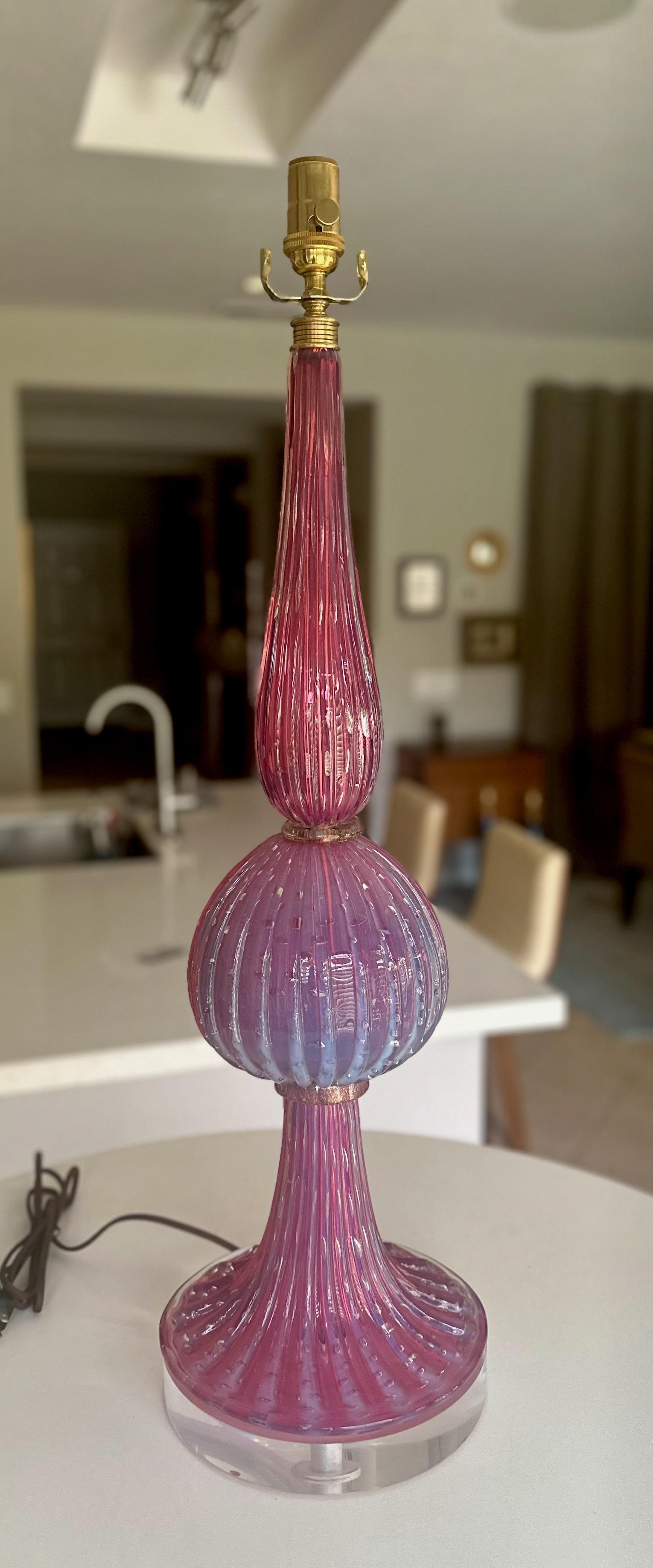 italien Grande lampe de bureau nervurée Barbini en verre de Murano lavande en vente