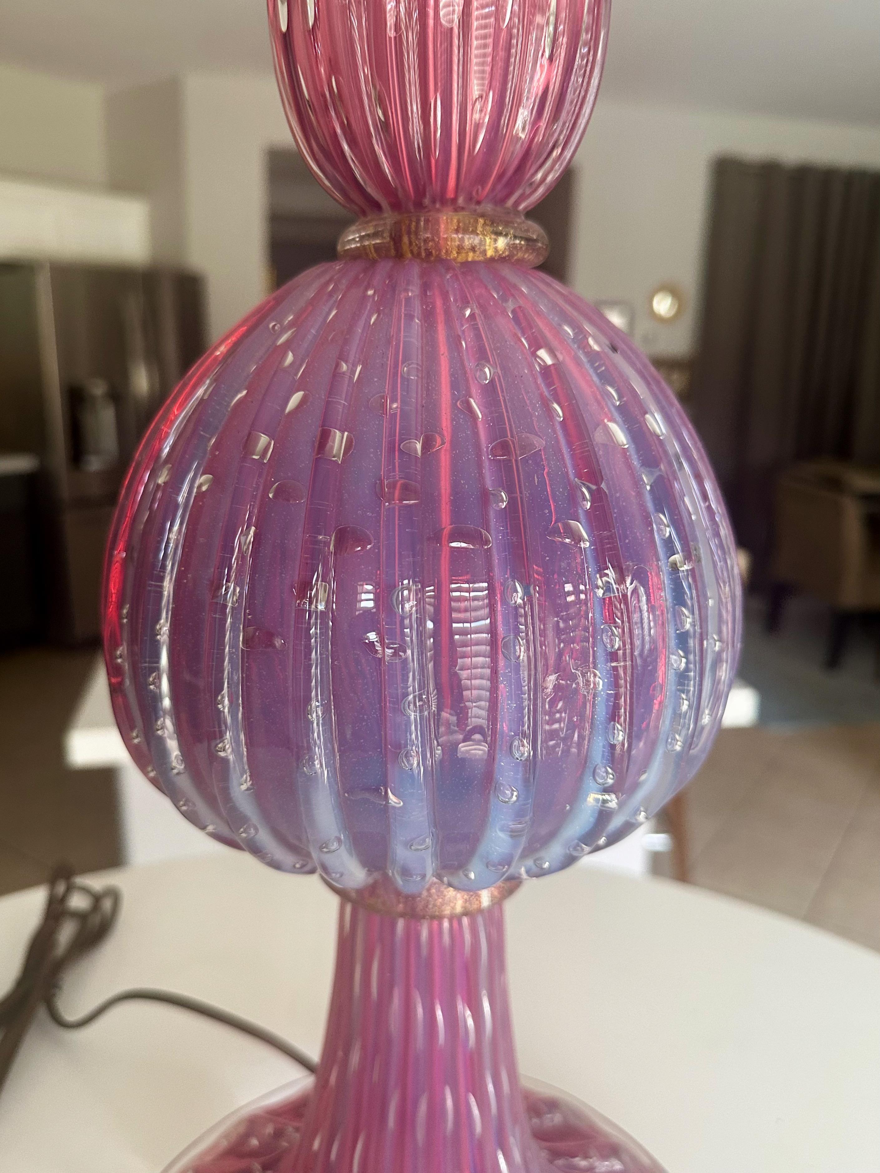 Grande lampe de bureau nervurée Barbini en verre de Murano lavande Bon état - En vente à Palm Springs, CA