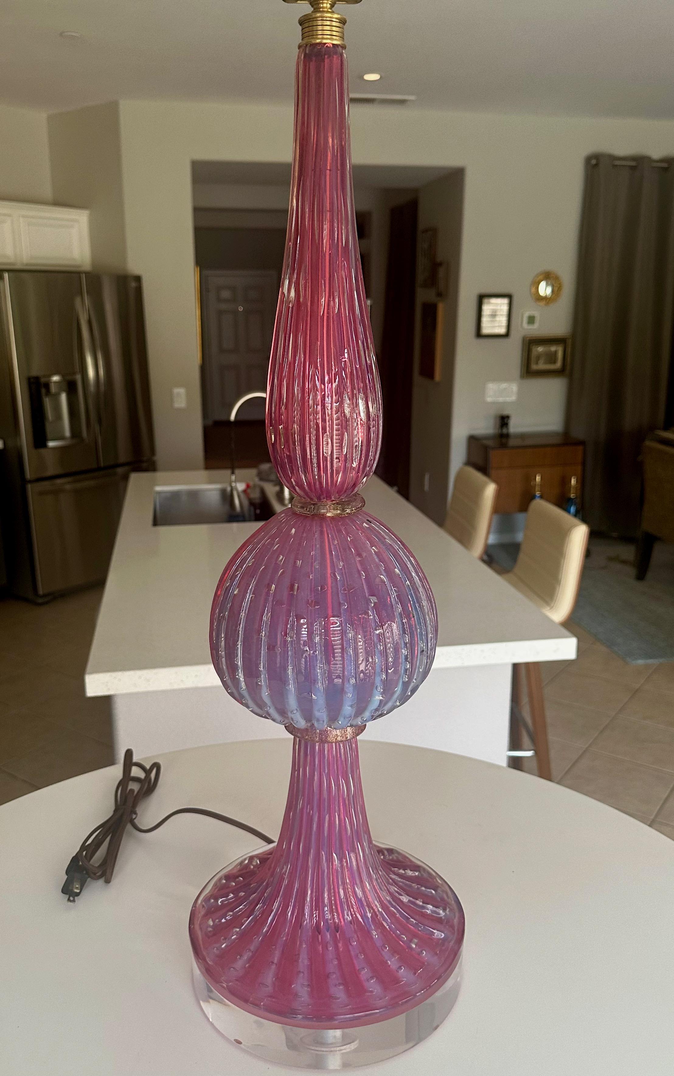 Milieu du XXe siècle Grande lampe de bureau nervurée Barbini en verre de Murano lavande en vente