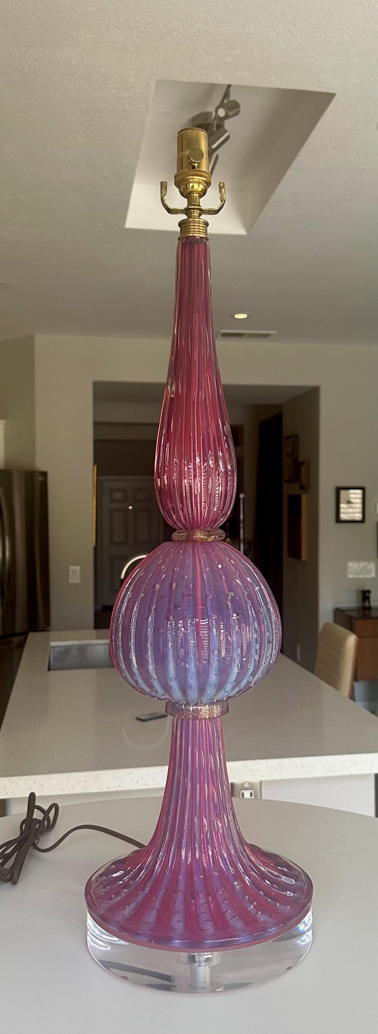 Verre brun Grande lampe de bureau nervurée Barbini en verre de Murano lavande en vente