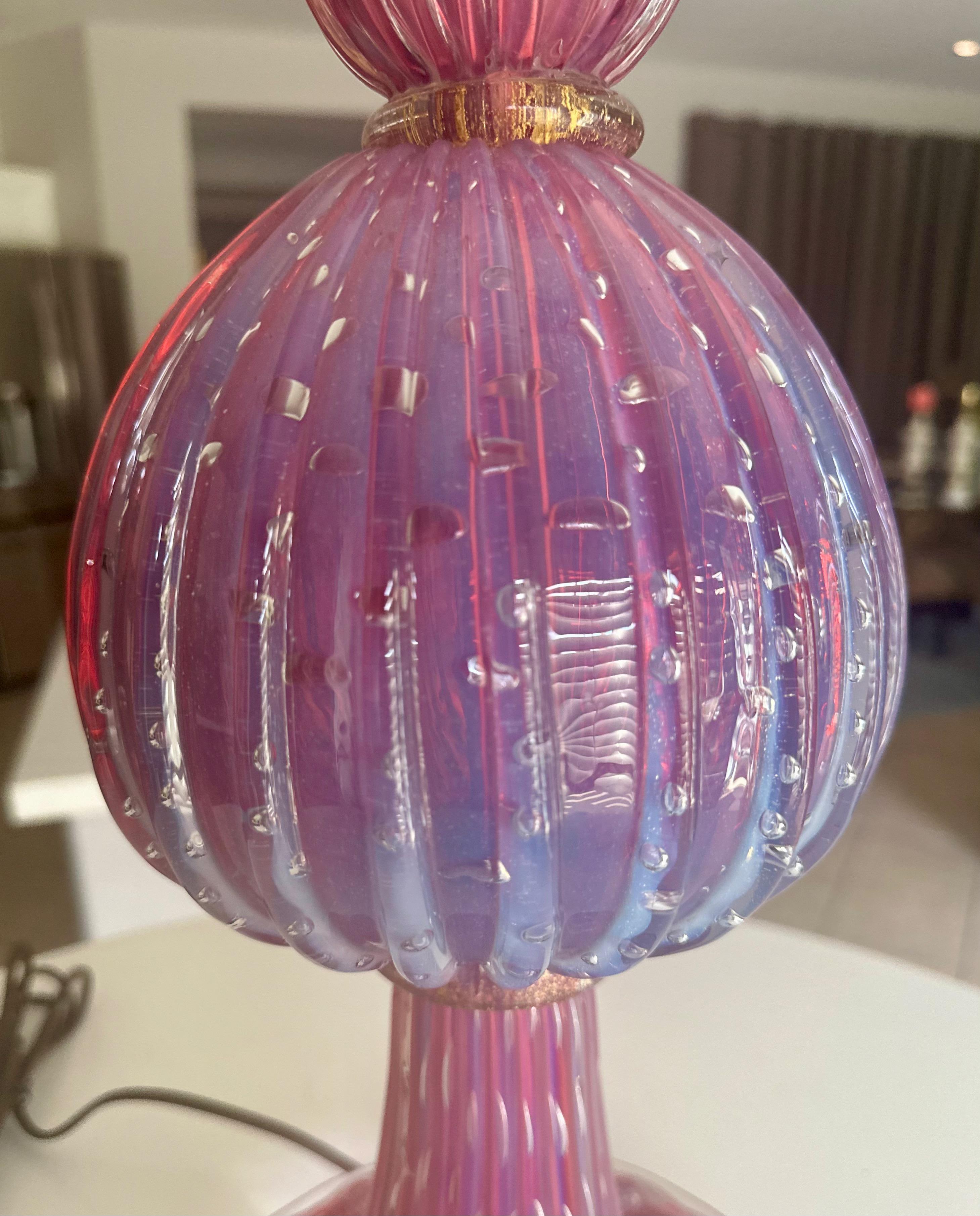 Grande lampe de bureau nervurée Barbini en verre de Murano lavande en vente 1