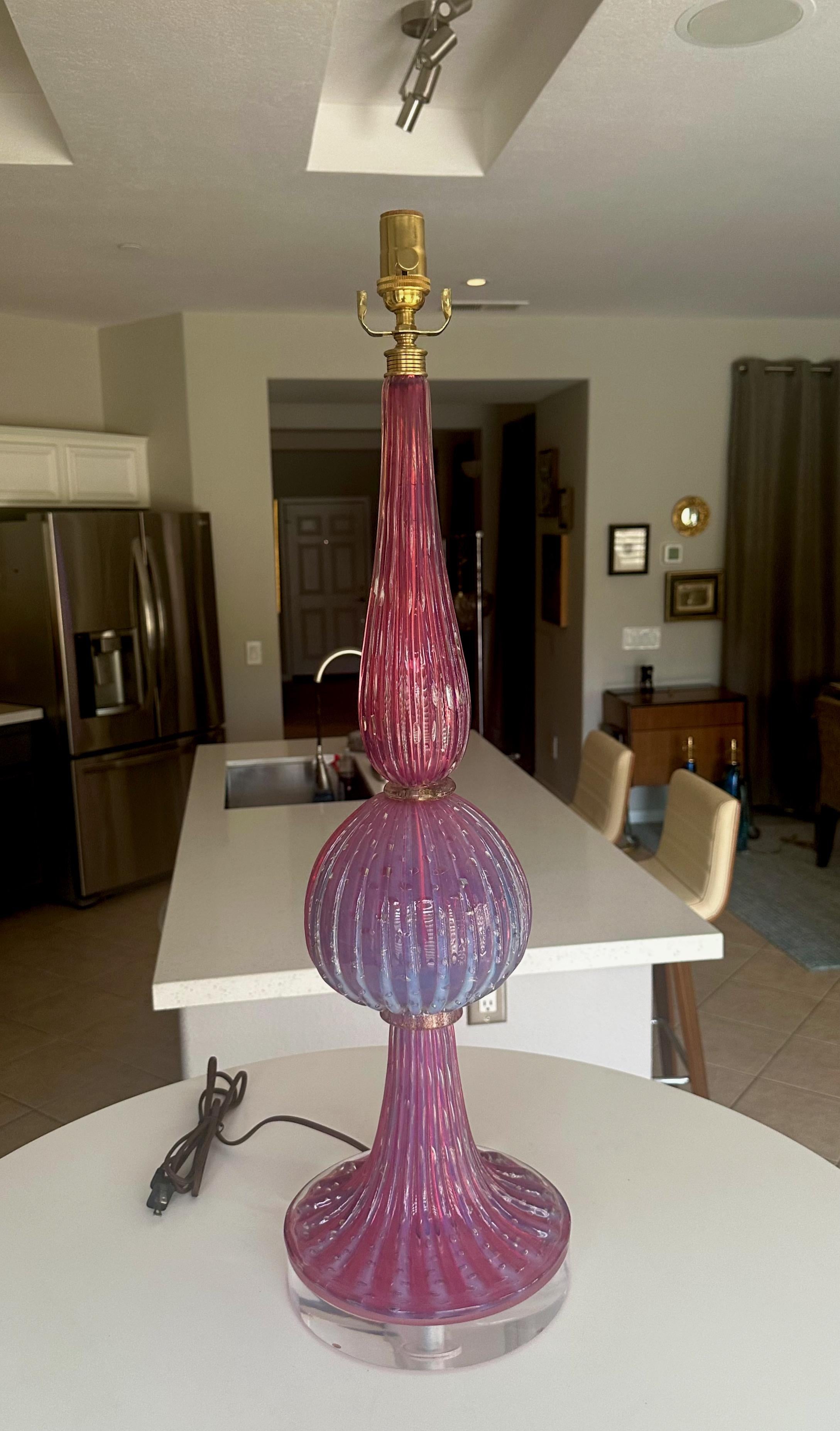 Grande lampe de bureau nervurée Barbini en verre de Murano lavande en vente 2