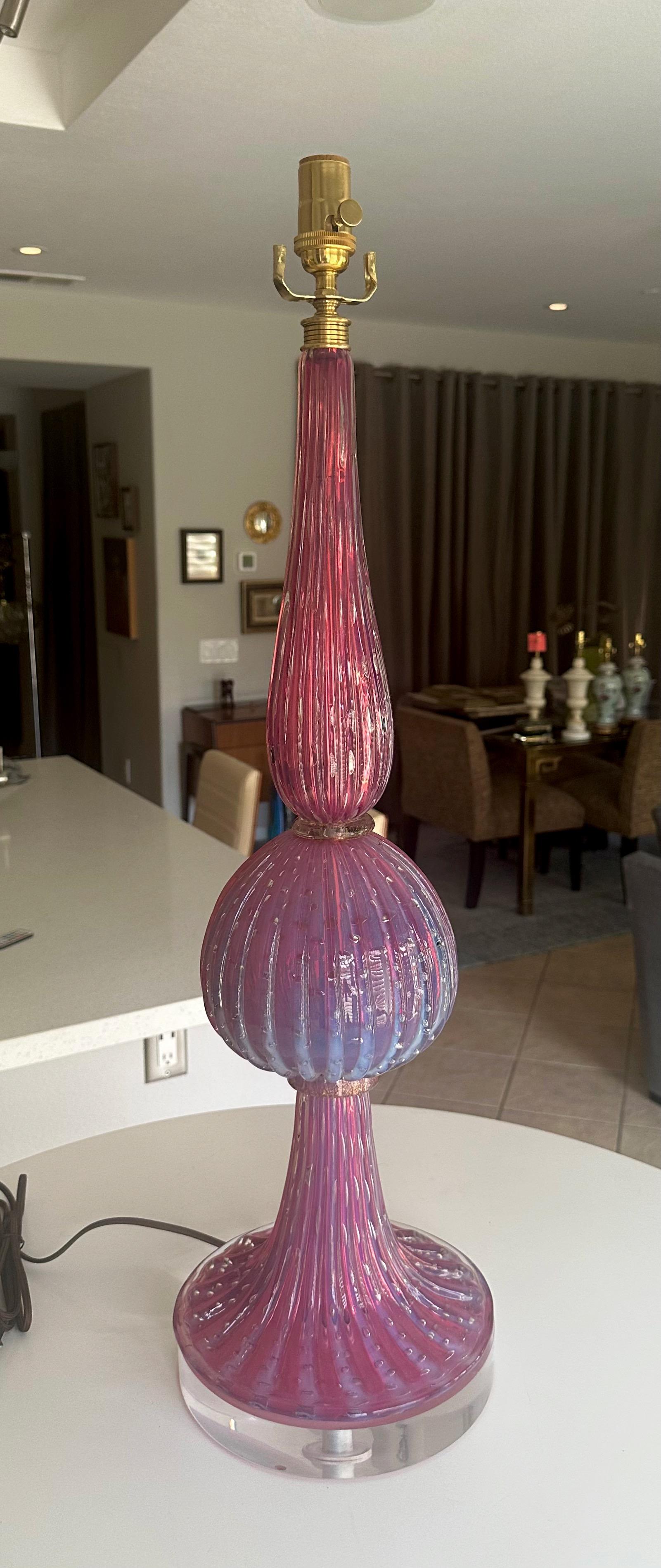 Grande lampe de bureau nervurée Barbini en verre de Murano lavande en vente 3