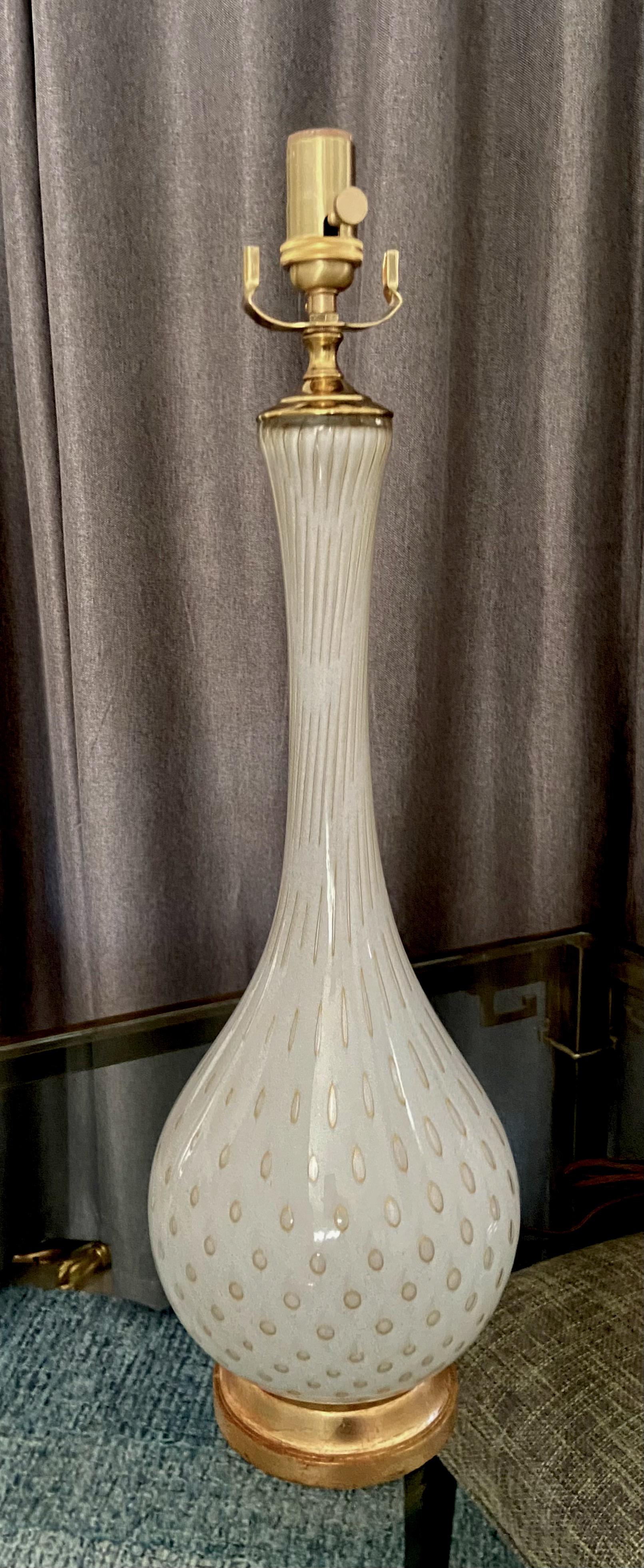 Grande lampe de table en verre à bulles contrôlées blanc et or soufflé à la main par Alfredo Barbini à Murano (Italie). Les lampes reposent sur une base en bois doré qui a été recâblée avec une nouvelle douille à trois voies en laiton et un cordon