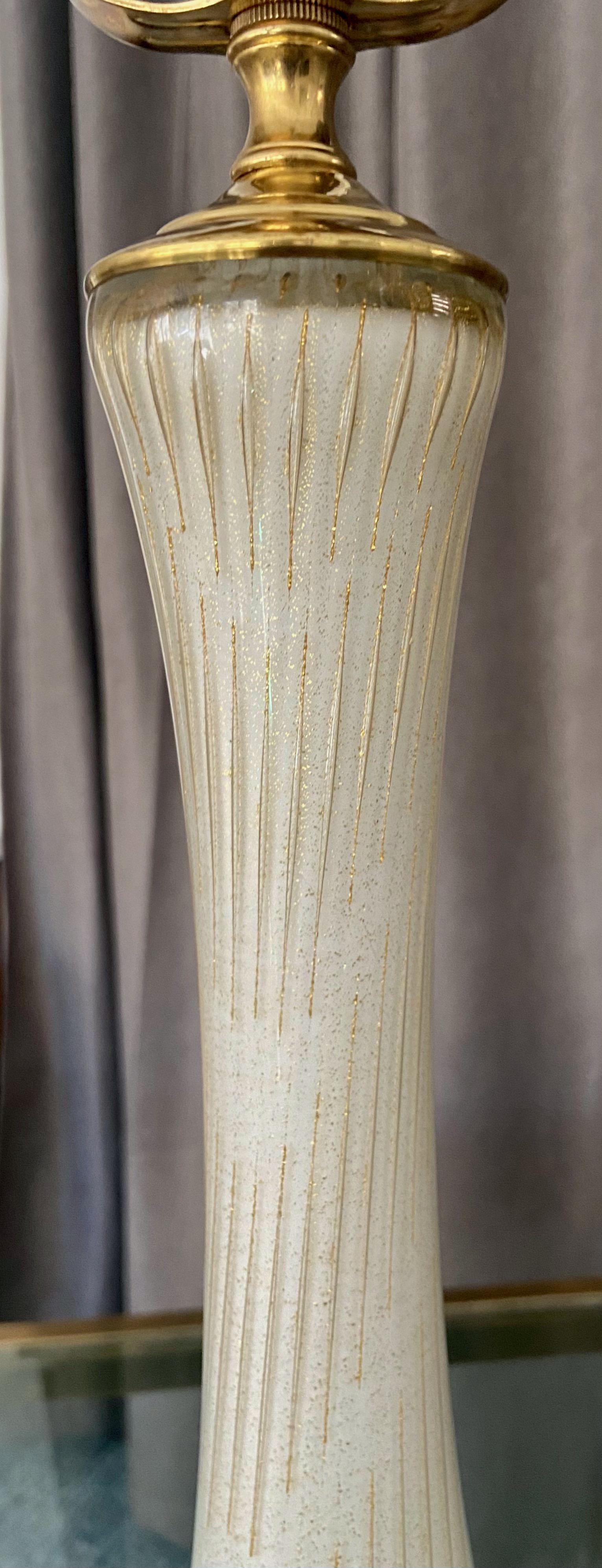 Milieu du XXe siècle Grande lampe de bureau Barbini en verre de Murano or blanc en vente