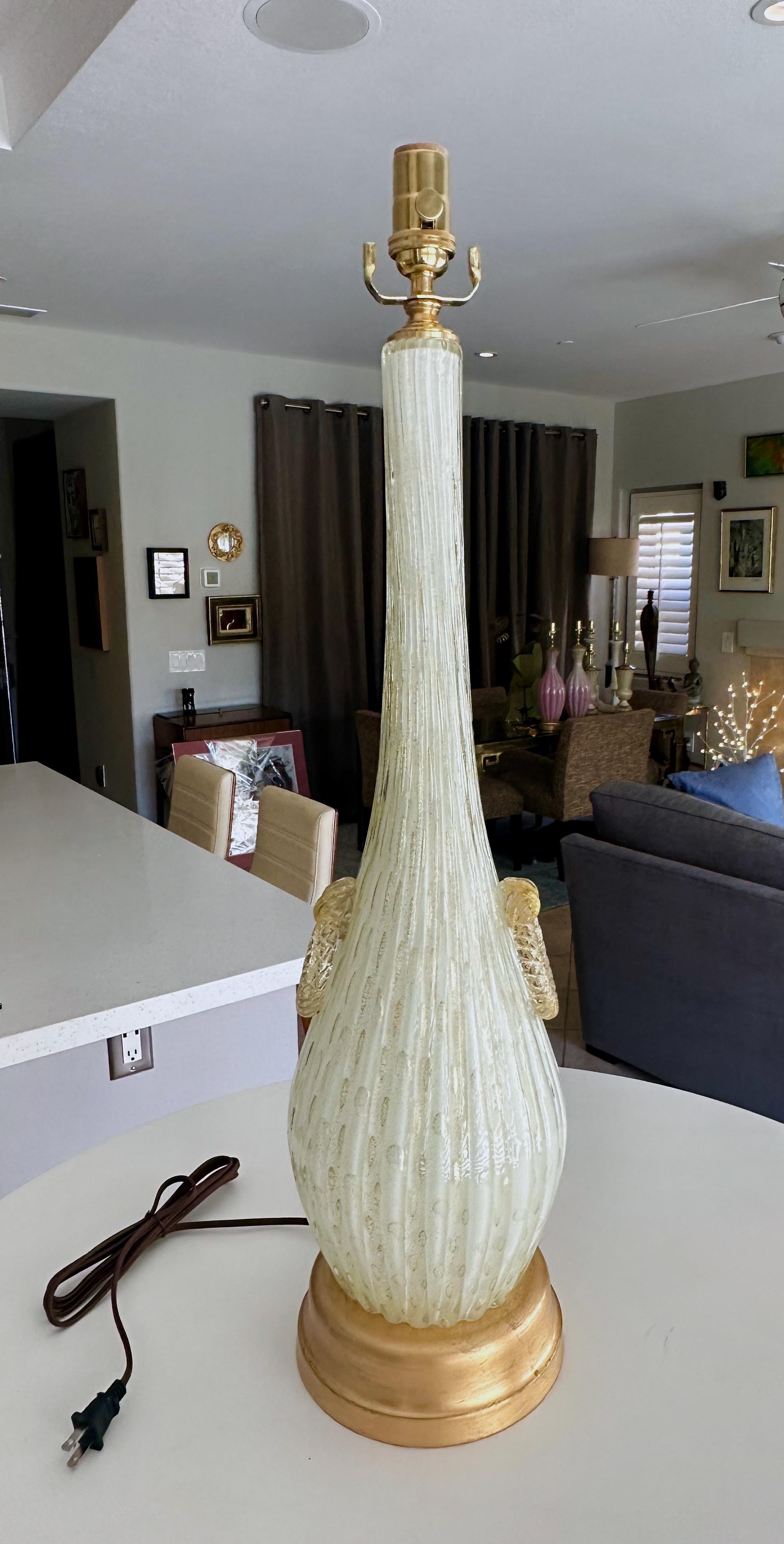 Large Murano Italian handblown ribbed glass white and gold controlled bubbles table lamp by Alfredo Barbini. The hand blown glass is decorated with pair of round gold inclusions glass faux pulls. The lamp rest on gilt metal base.  Newly wired for US