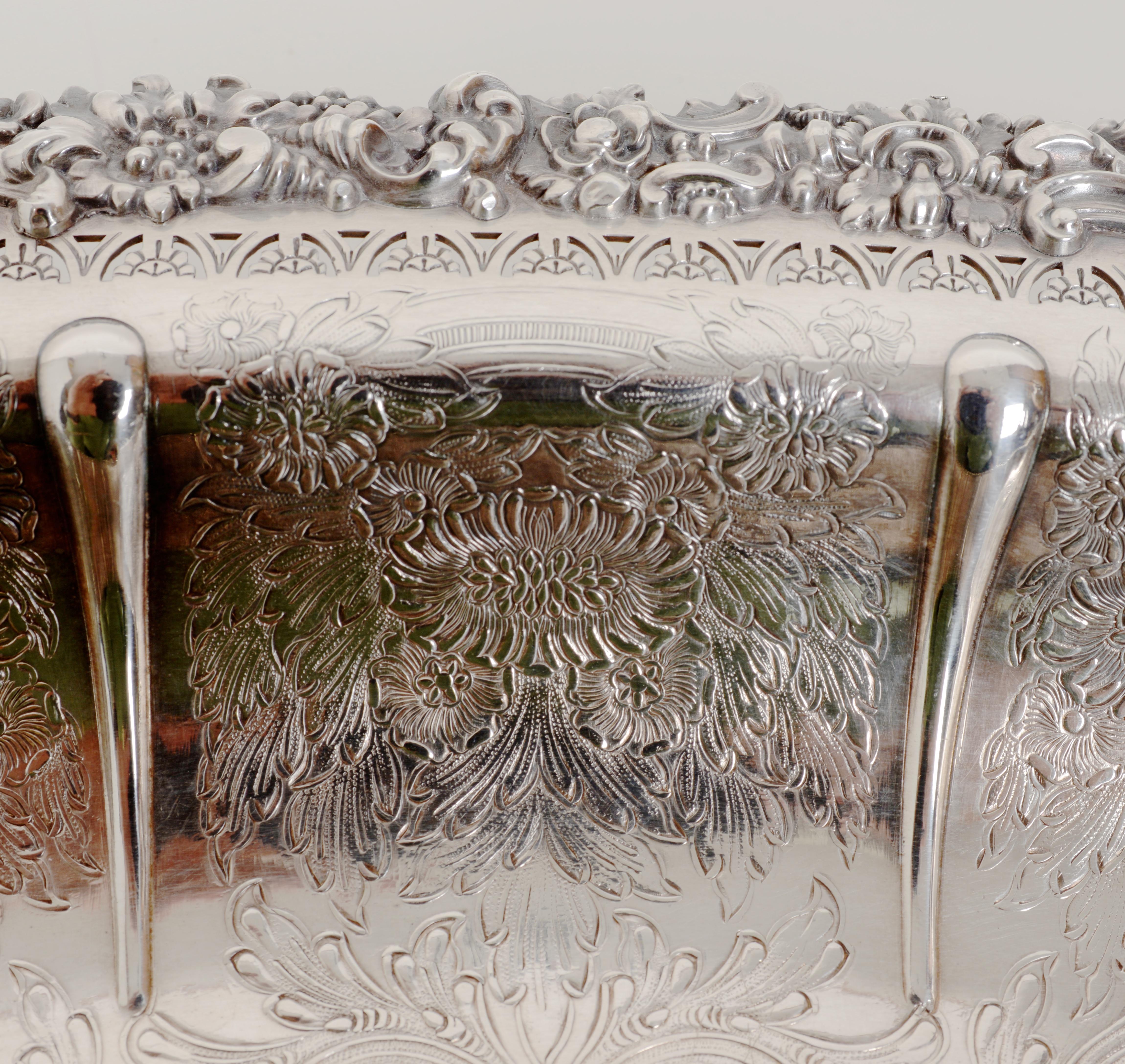 Anglais Grand bol ovale en métal argenté poinçonné Menorah, Barker Ellis, début du 20ème siècle en vente