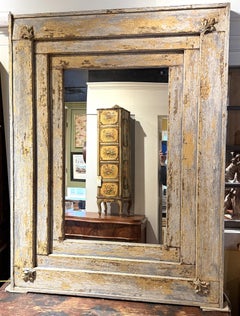 Grande specchio da parete in legno di fienile con decorazioni ad angolo intagliate ad acanto