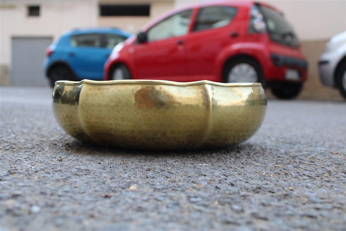 Large Baroque bowl in solid hammered brass, handmade, Italy 1970s, size: Height 7 cm, diameter 27 cm.