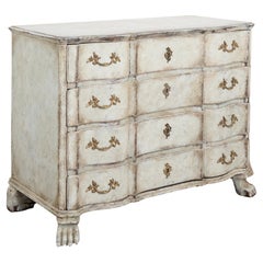 Grande commode baroque à quatre tiroirs avec pieds de lion, Suède vers 1800-20