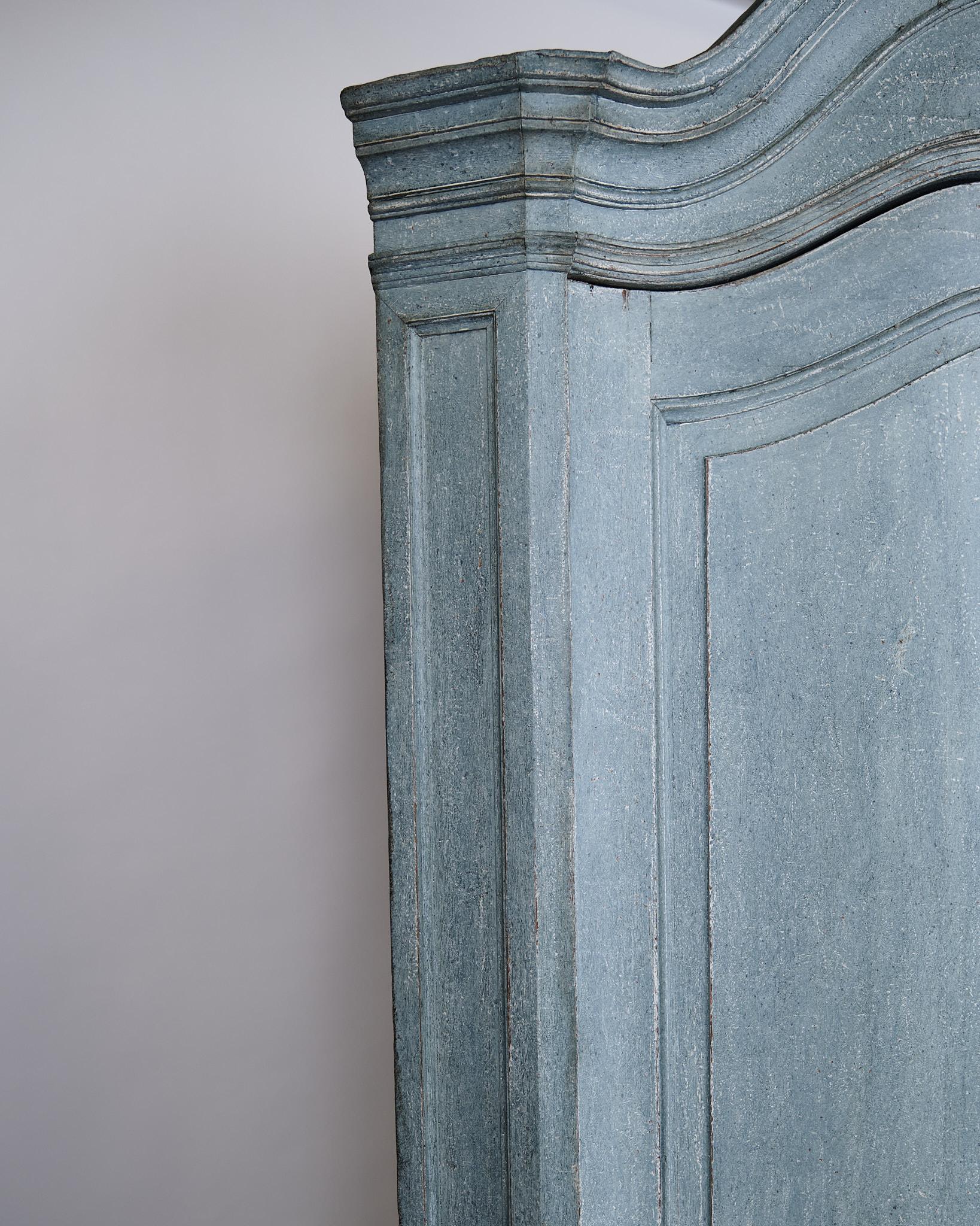 Grande mobile d'angolo barocco con vernice blu originale e accessori in ottone del 1780 in vendita 4