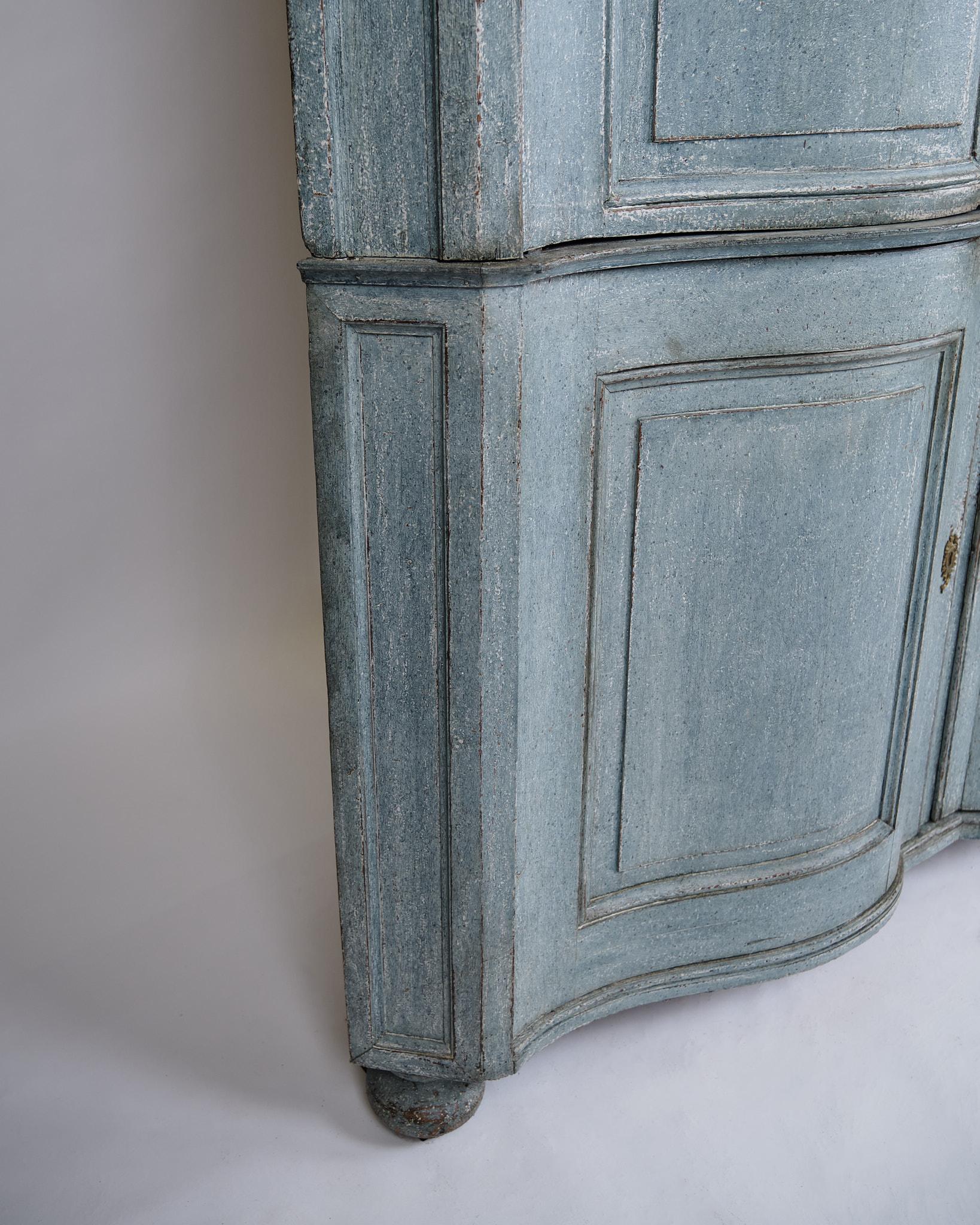 Barocco Grande mobile d'angolo barocco con vernice blu originale e accessori in ottone del 1780 in vendita