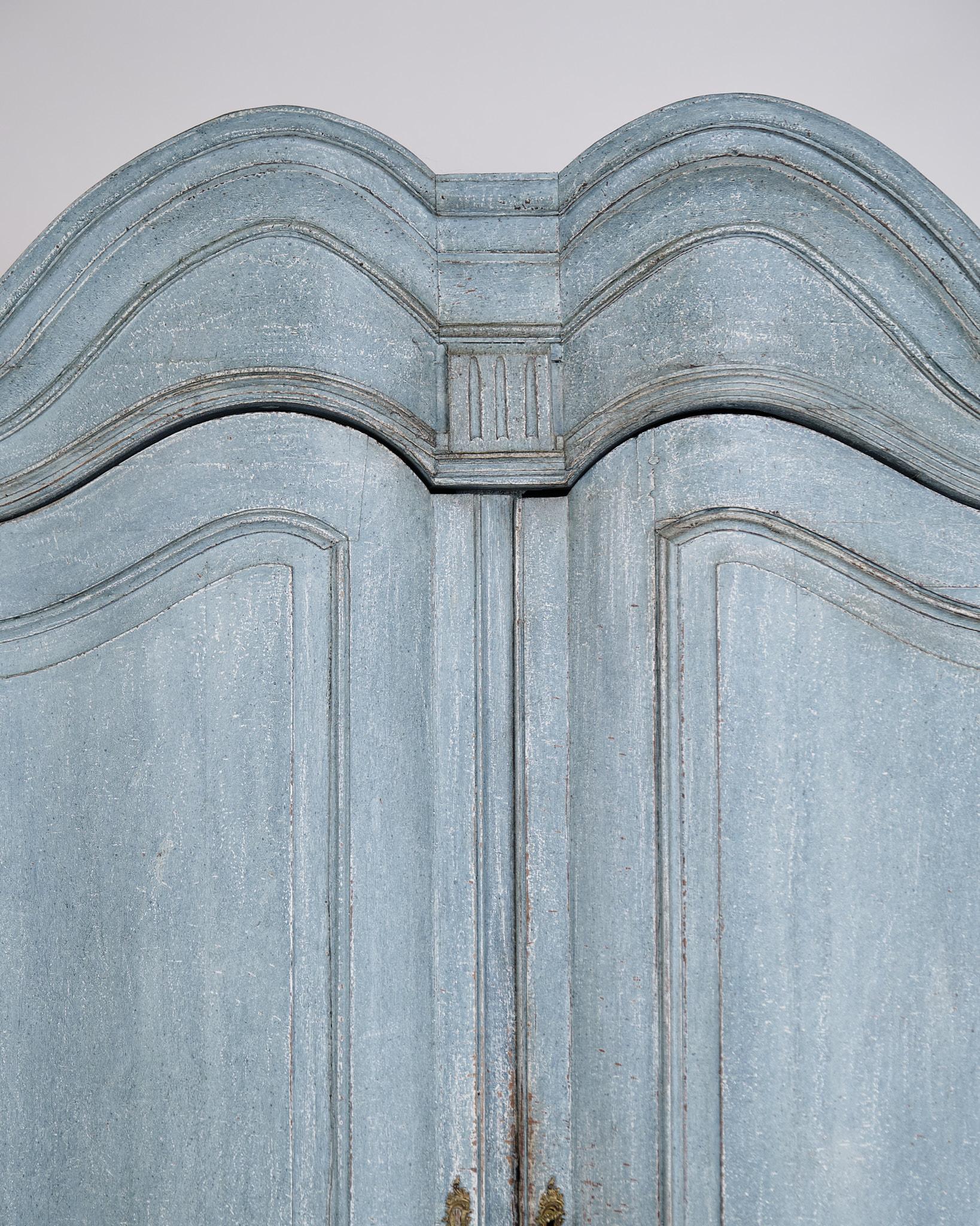 Danese Grande mobile d'angolo barocco con vernice blu originale e accessori in ottone del 1780 in vendita