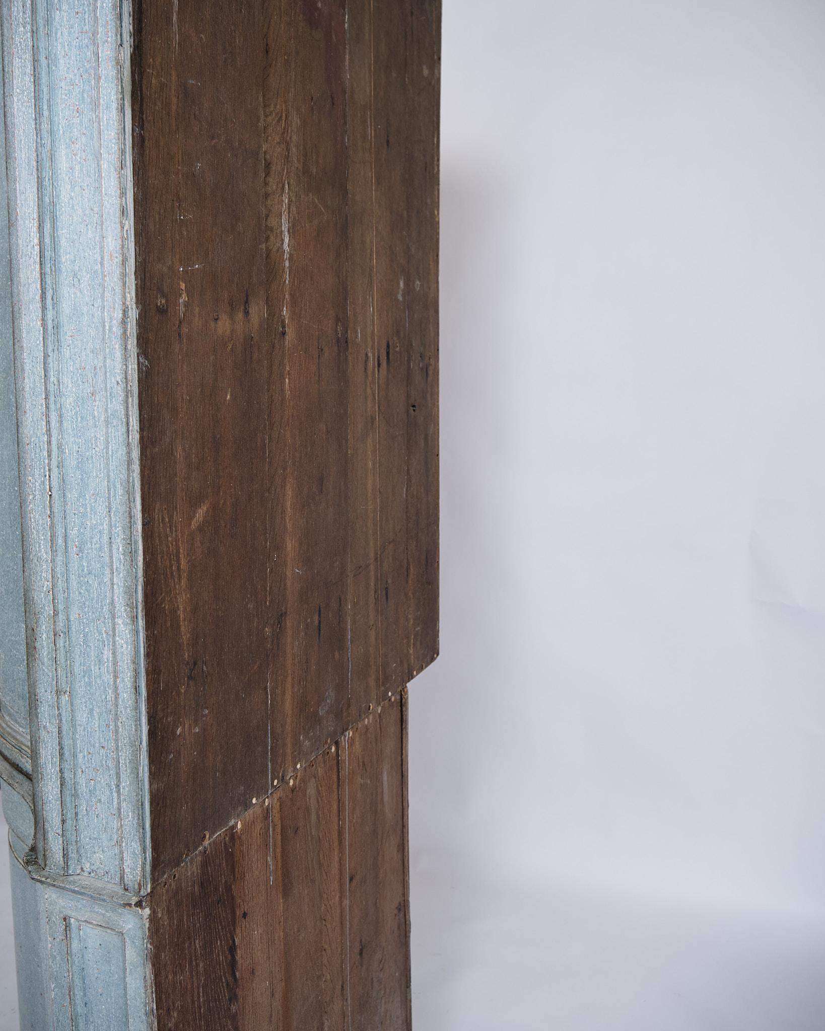 Grande mobile d'angolo barocco con vernice blu originale e accessori in ottone del 1780 In condizioni buone in vendita a Lejre, DK