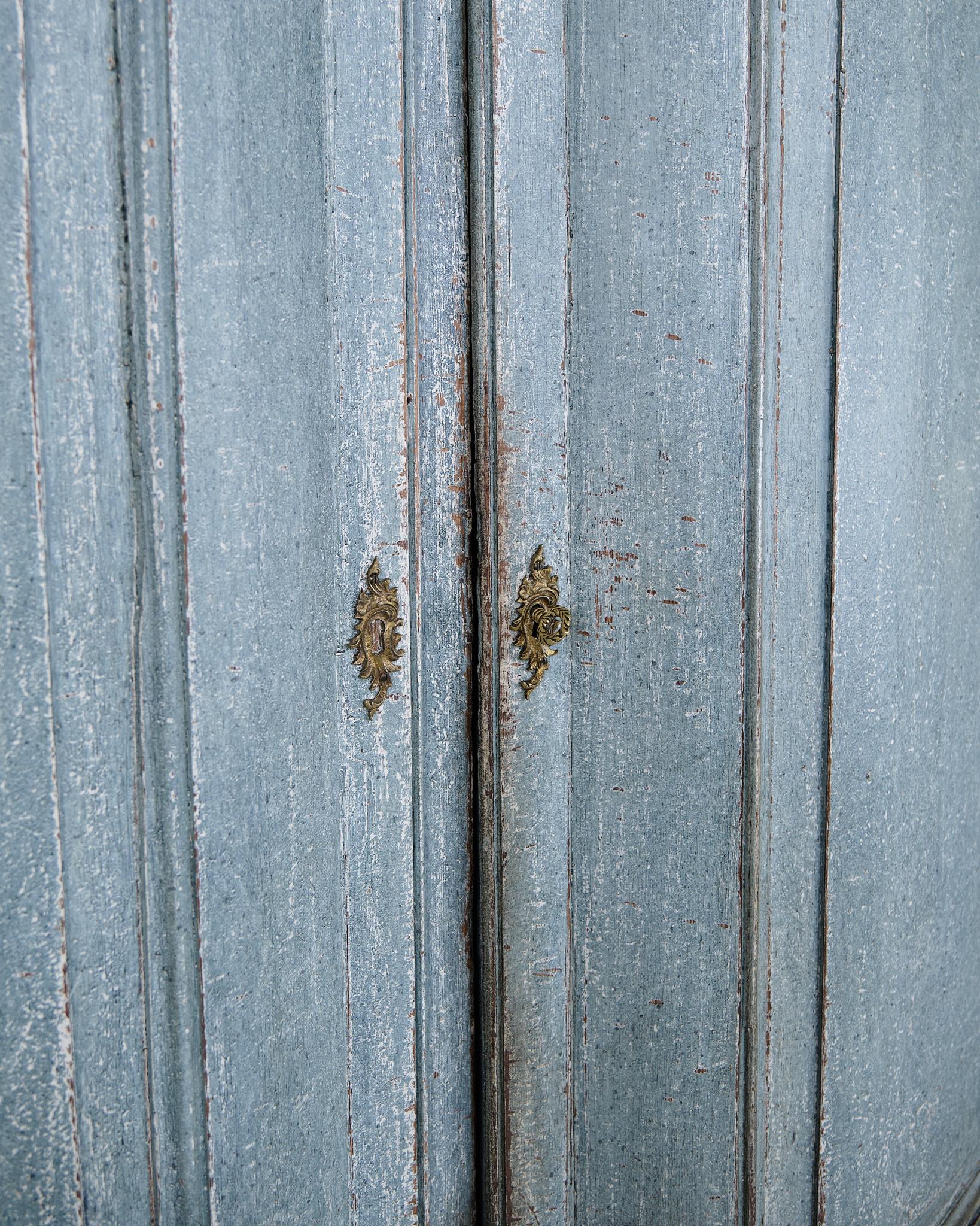 Fine XVIII secolo Grande mobile d'angolo barocco con vernice blu originale e accessori in ottone del 1780 in vendita