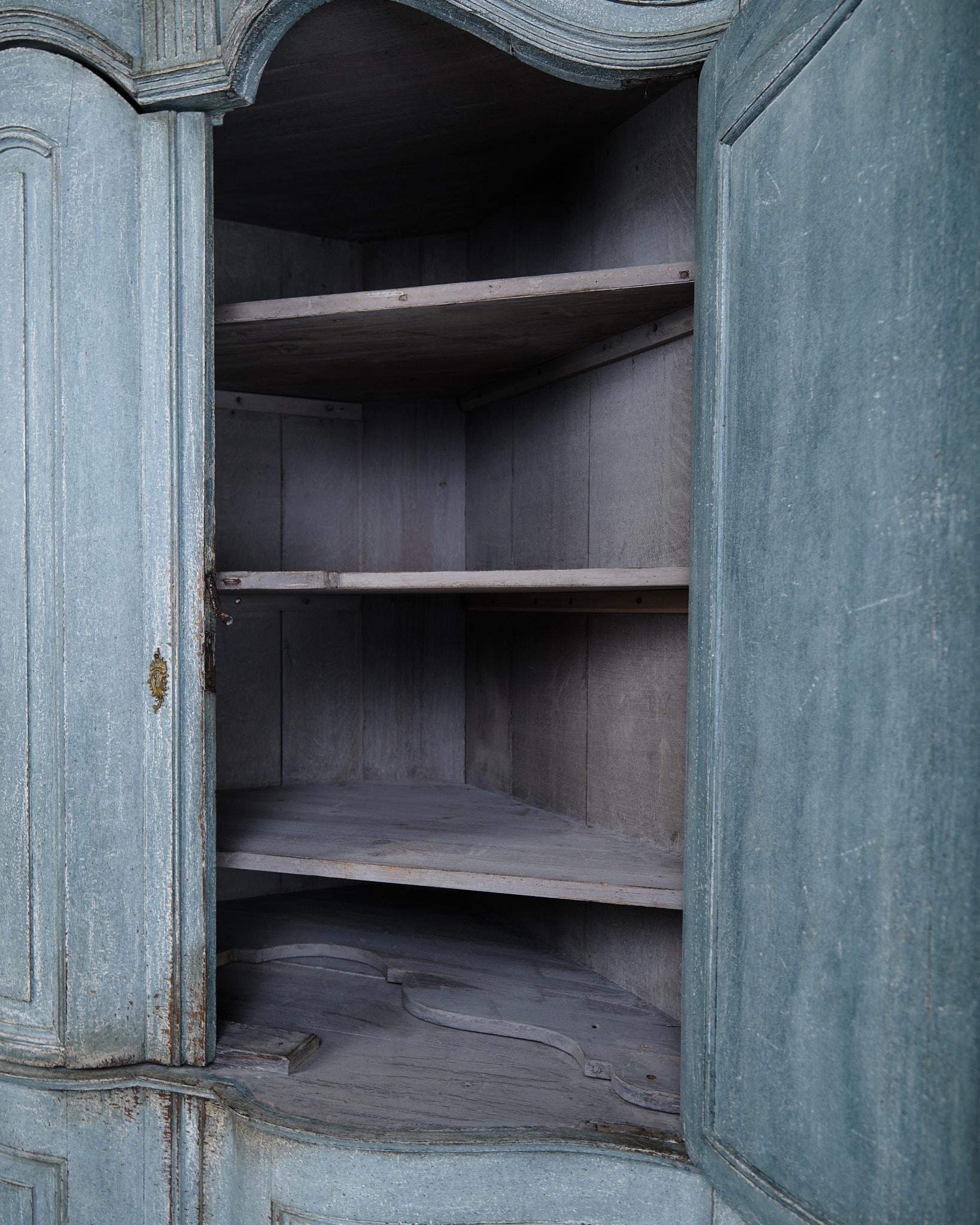 Ottone Grande mobile d'angolo barocco con vernice blu originale e accessori in ottone del 1780 in vendita