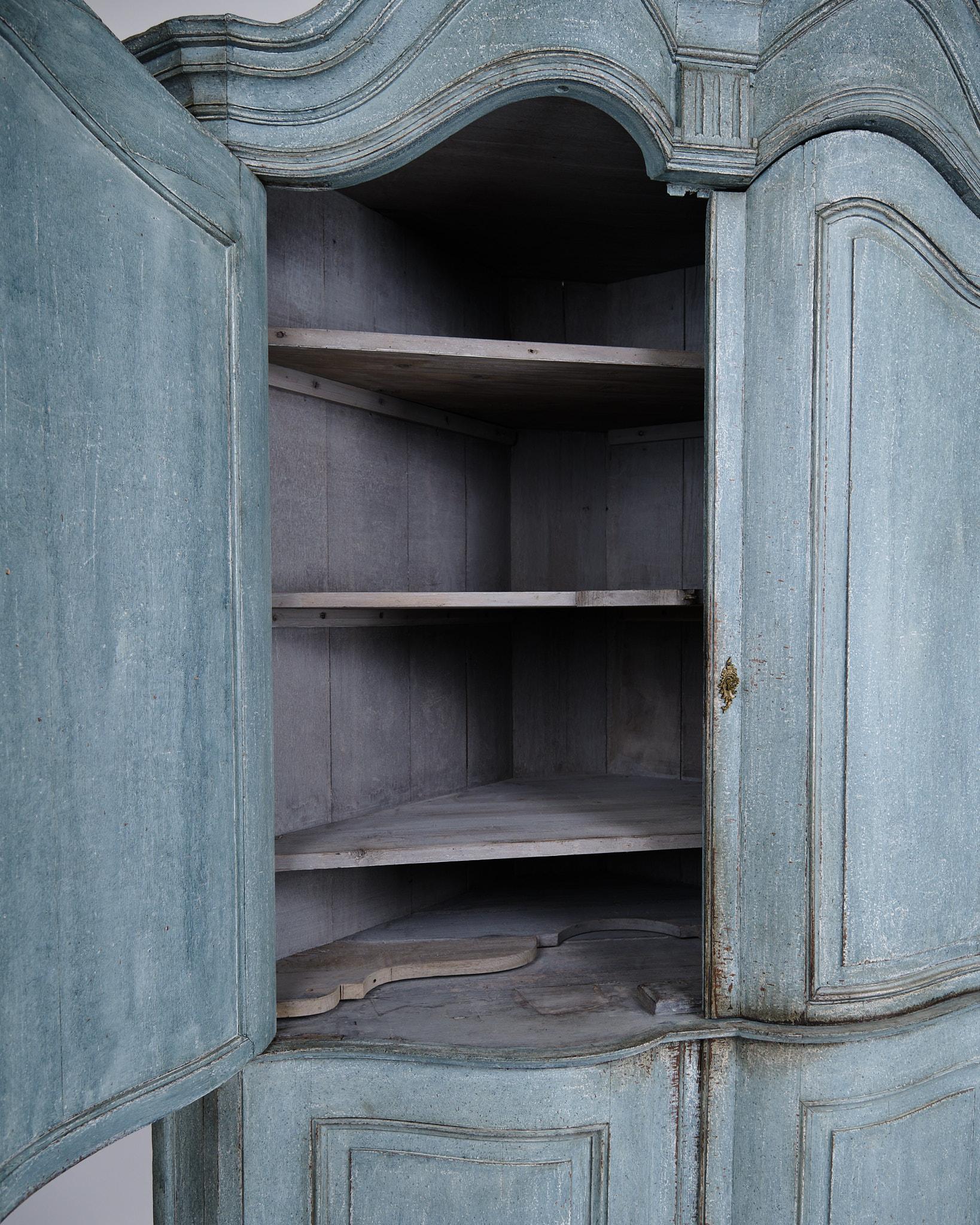 Grande mobile d'angolo barocco con vernice blu originale e accessori in ottone del 1780 in vendita 1