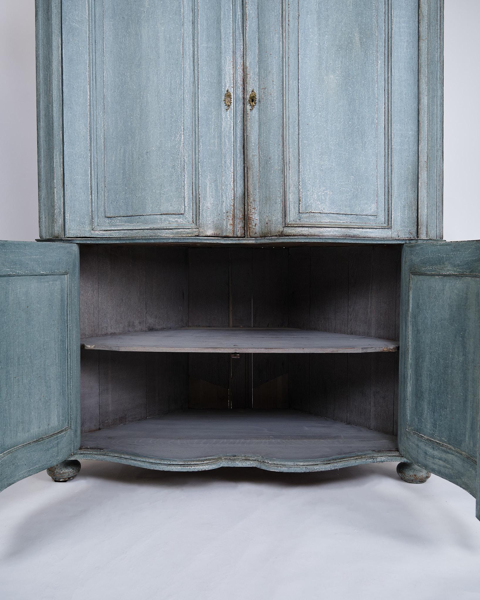 Grande mobile d'angolo barocco con vernice blu originale e accessori in ottone del 1780 in vendita 2