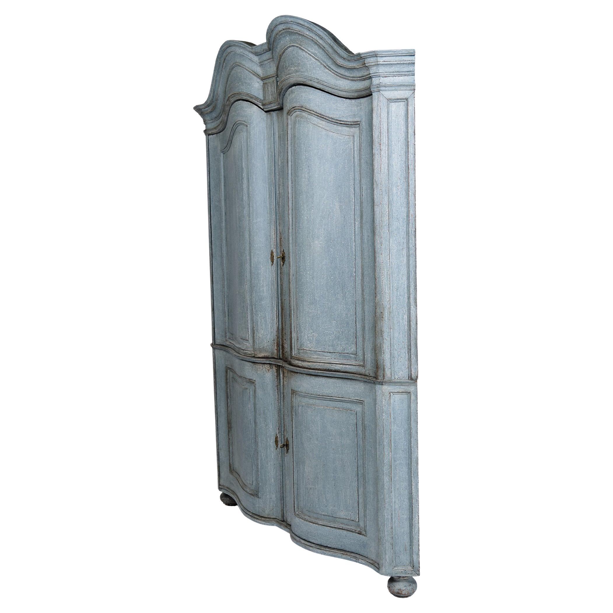 Grande mobile d'angolo barocco con vernice blu originale e accessori in ottone del 1780