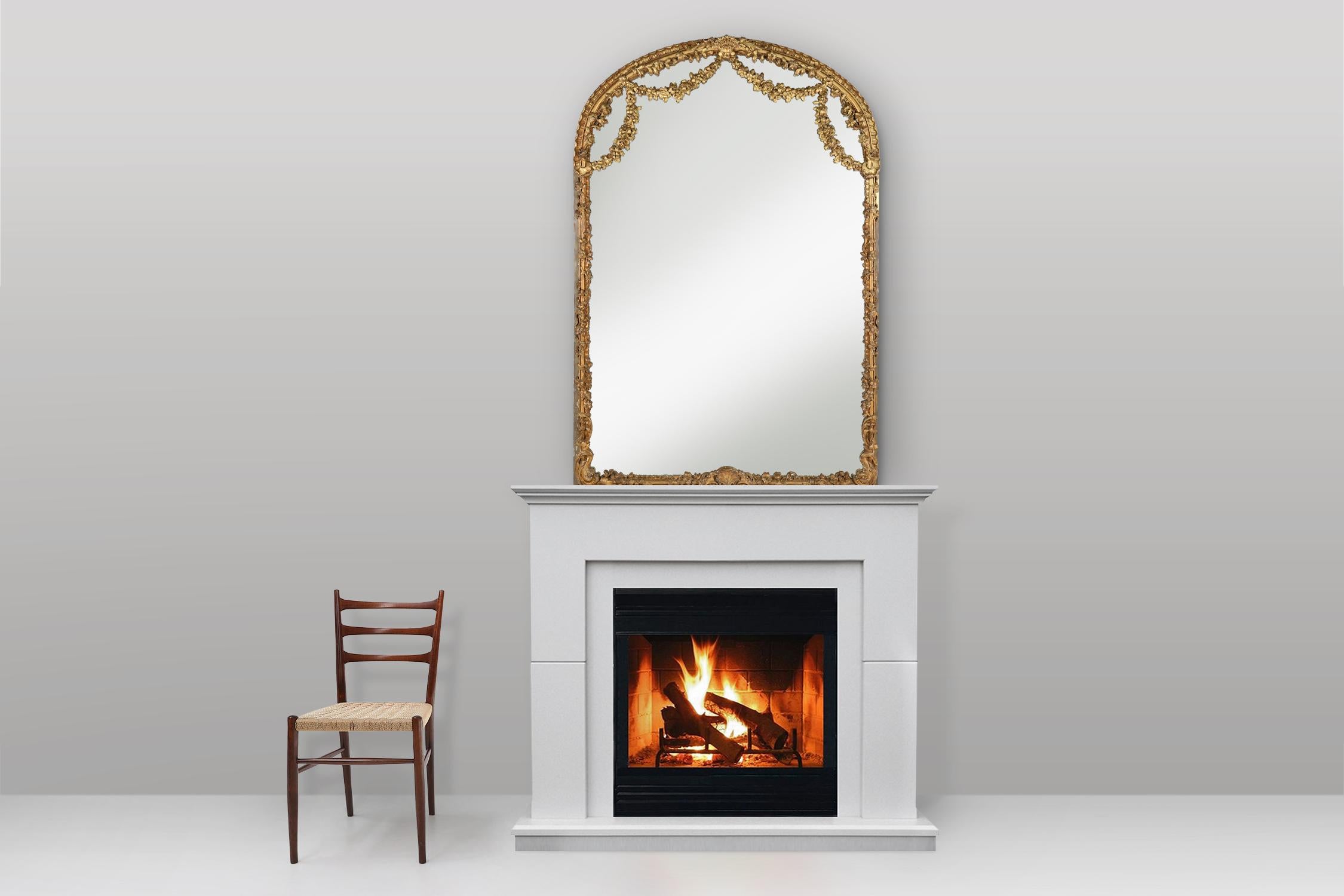 Francia / 1800 / espejo de chimenea / madera, espejo / Antiguo / Barroco

Gran espejo barroco francés con marco ricamente tallado en madera dorada. El espejo está alojado en un marco fino y elegante meticulosamente decorado con motivos de hojas y
