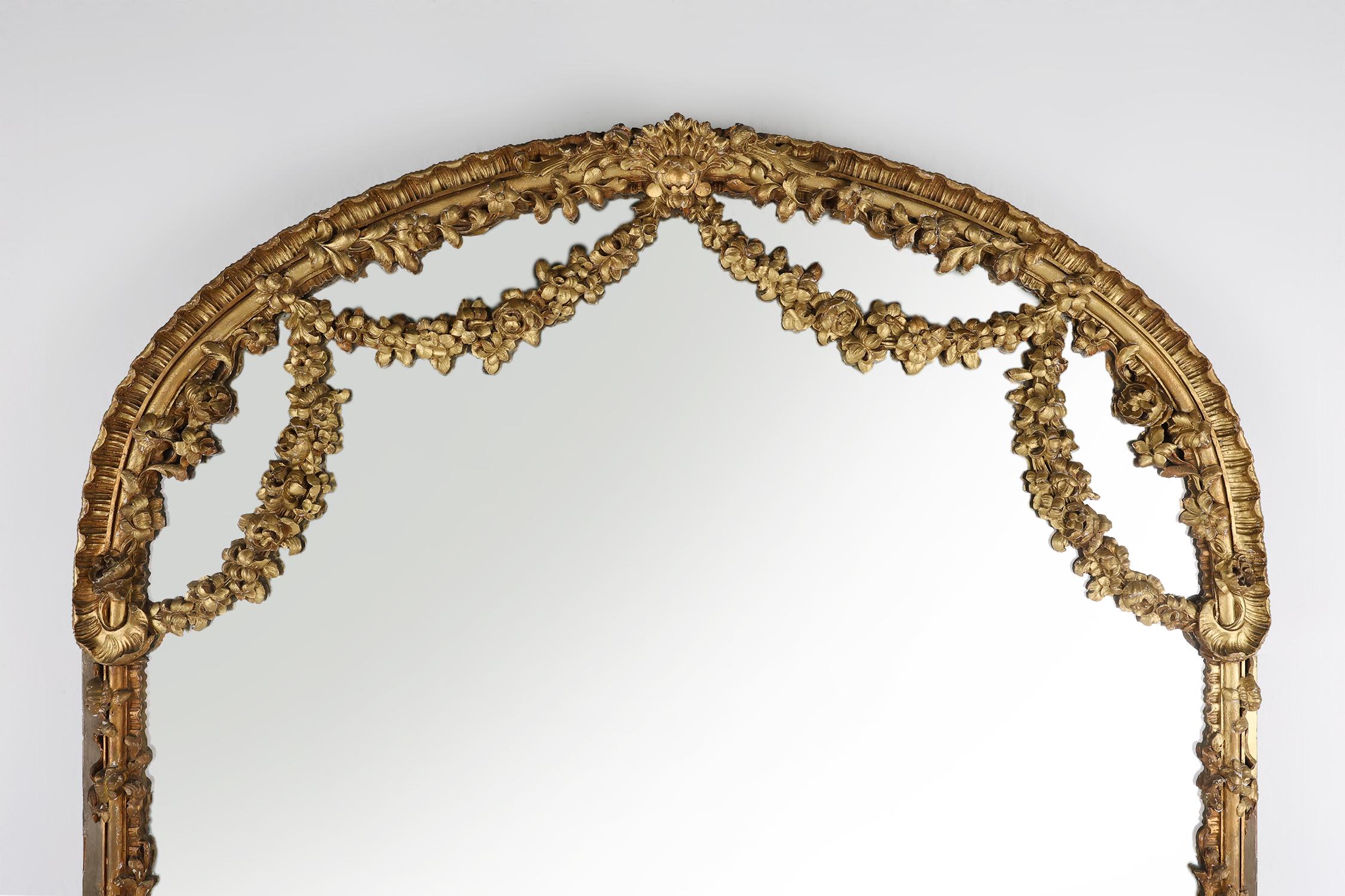 Gran espejo de chimenea barroco decorado en madera dorada, Francia ca. 1800 Barroco en venta
