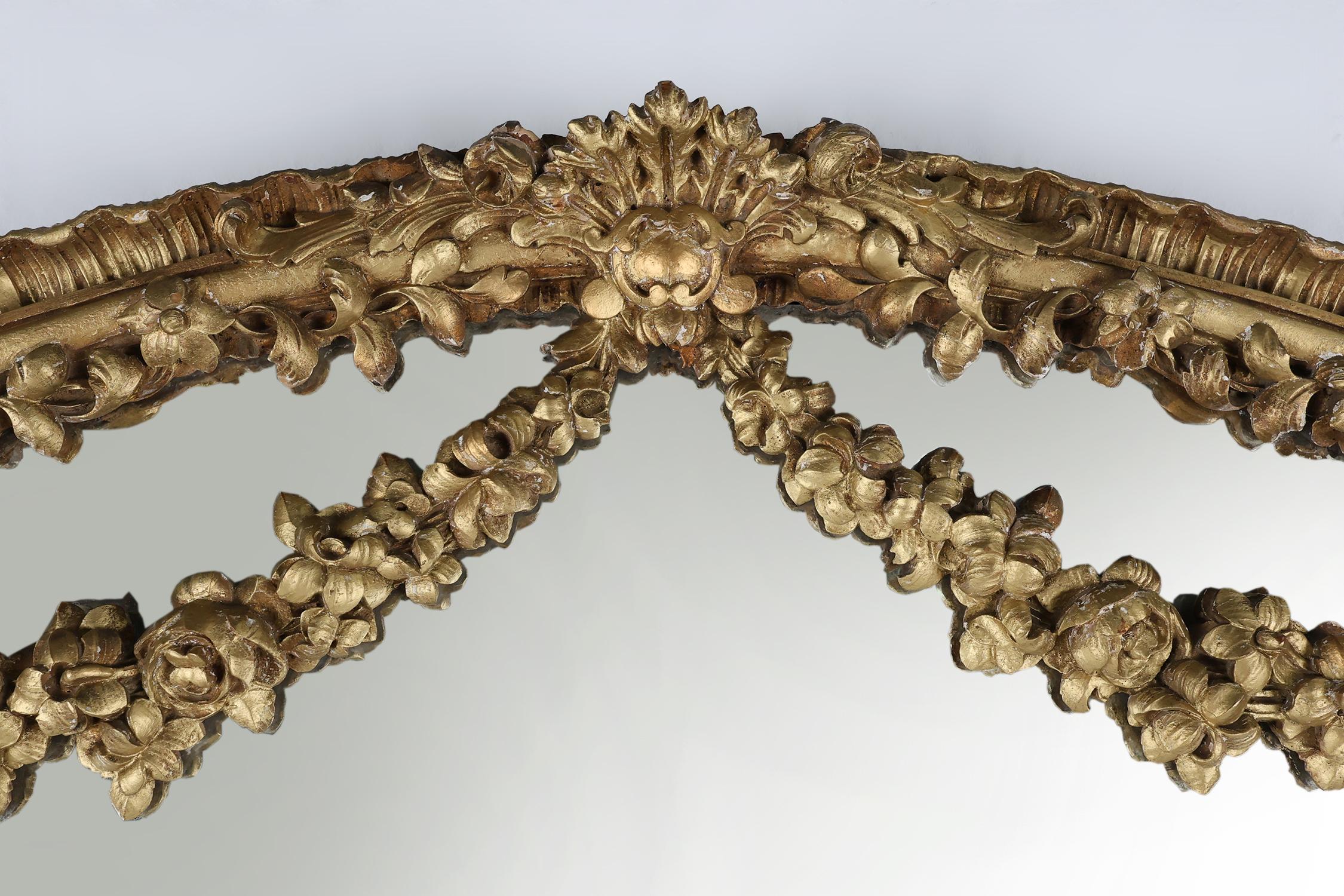 Gran espejo de chimenea barroco decorado en madera dorada, Francia ca. 1800 Francés en venta