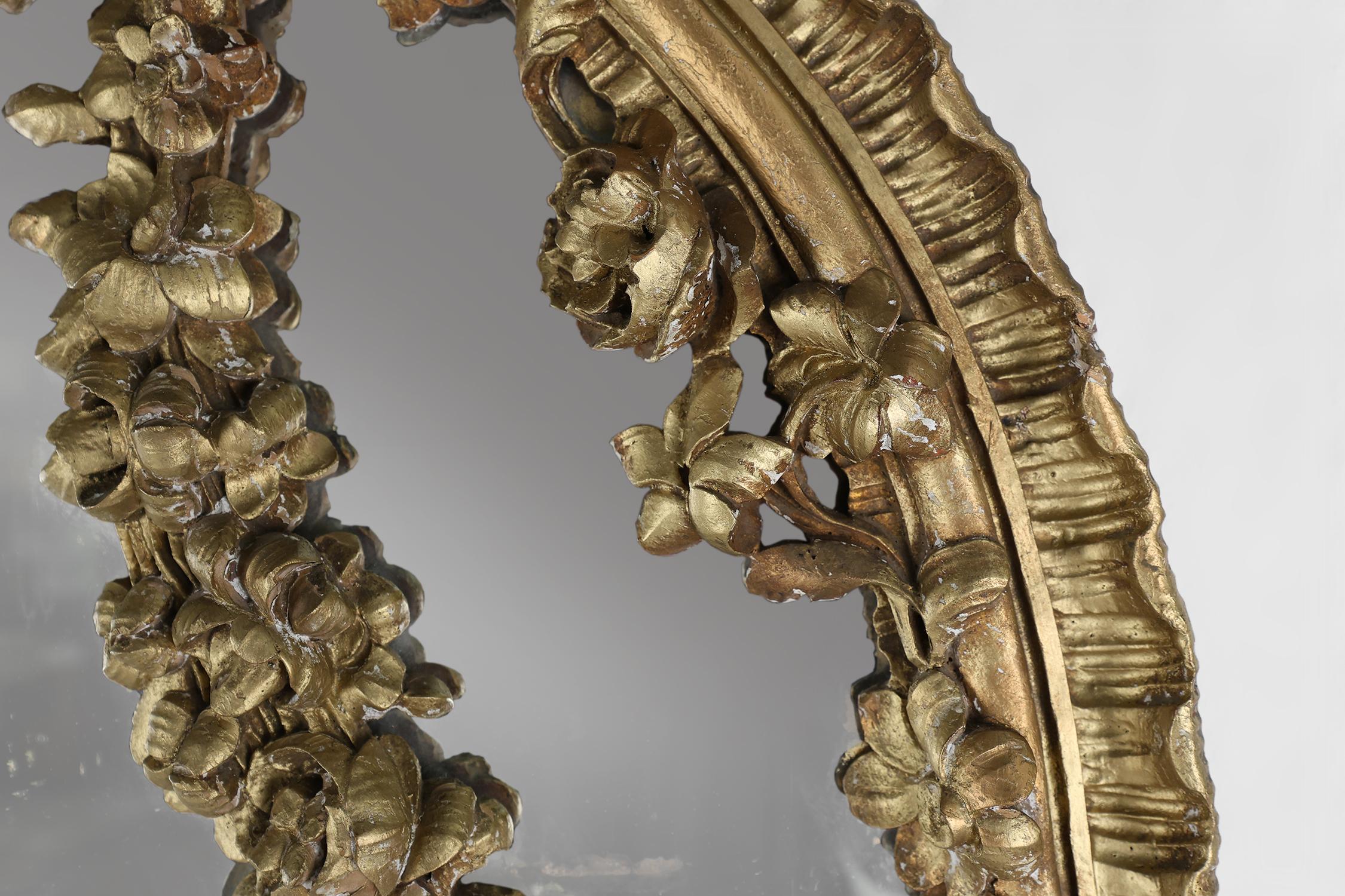 Gran espejo de chimenea barroco decorado en madera dorada, Francia ca. 1800 Dorado en venta