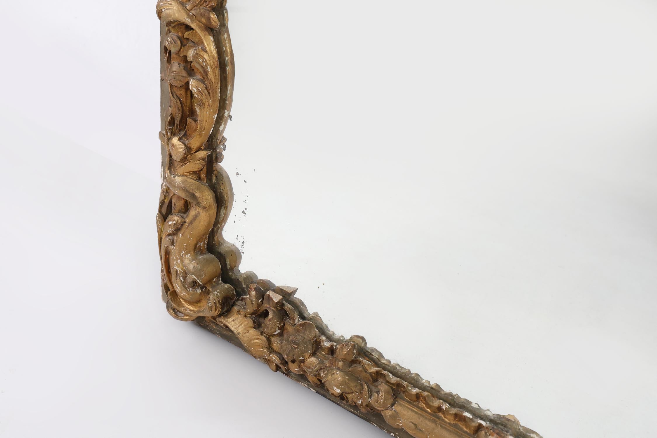 Gran espejo de chimenea barroco decorado en madera dorada, Francia ca. 1800 principios del siglo XIX en venta