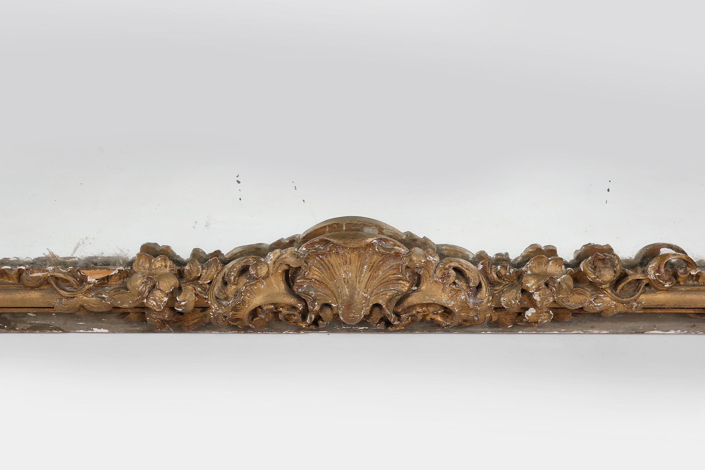 Gran espejo de chimenea barroco decorado en madera dorada, Francia ca. 1800 Espejo en venta