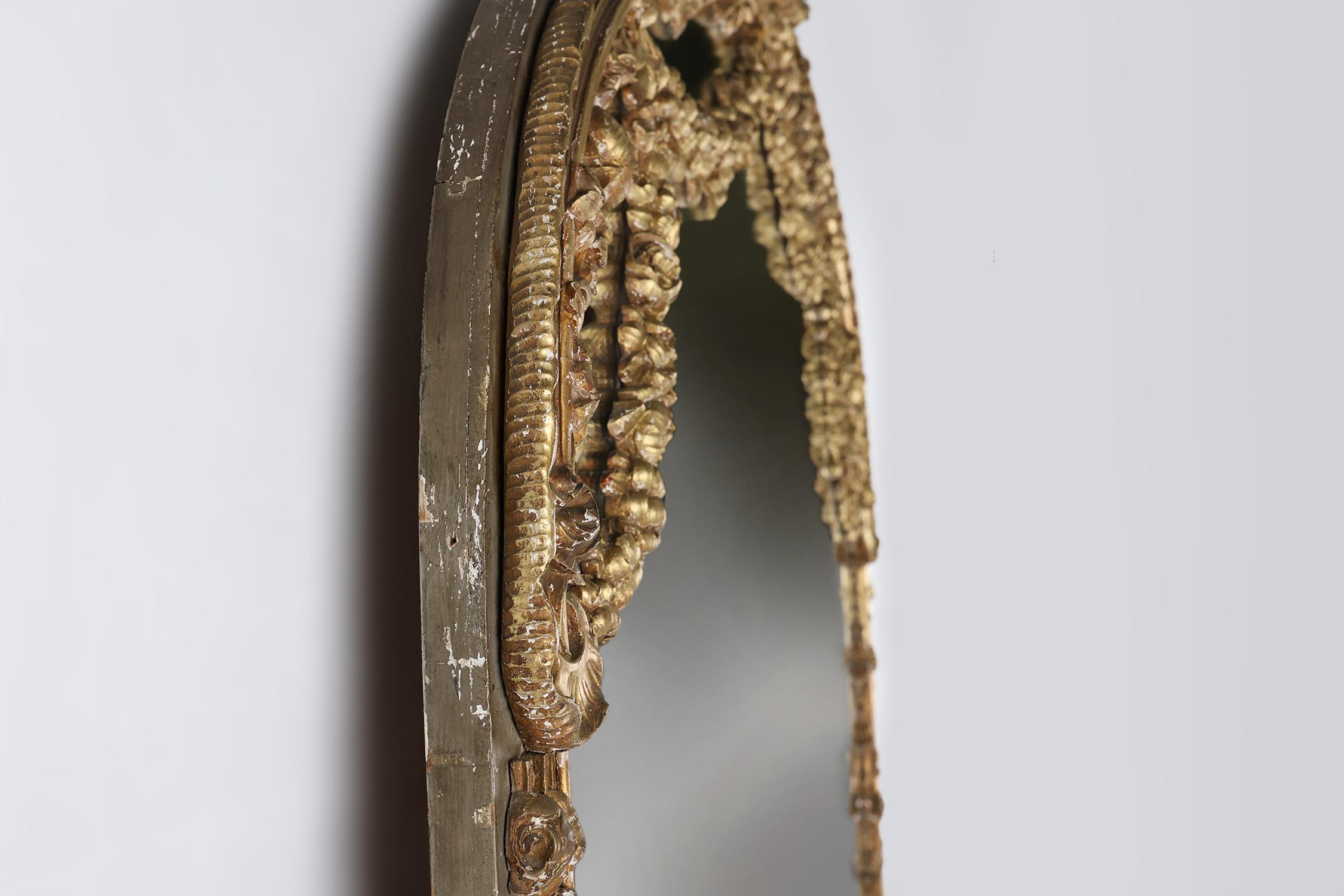 Gran espejo de chimenea barroco decorado en madera dorada, Francia ca. 1800 en venta 1