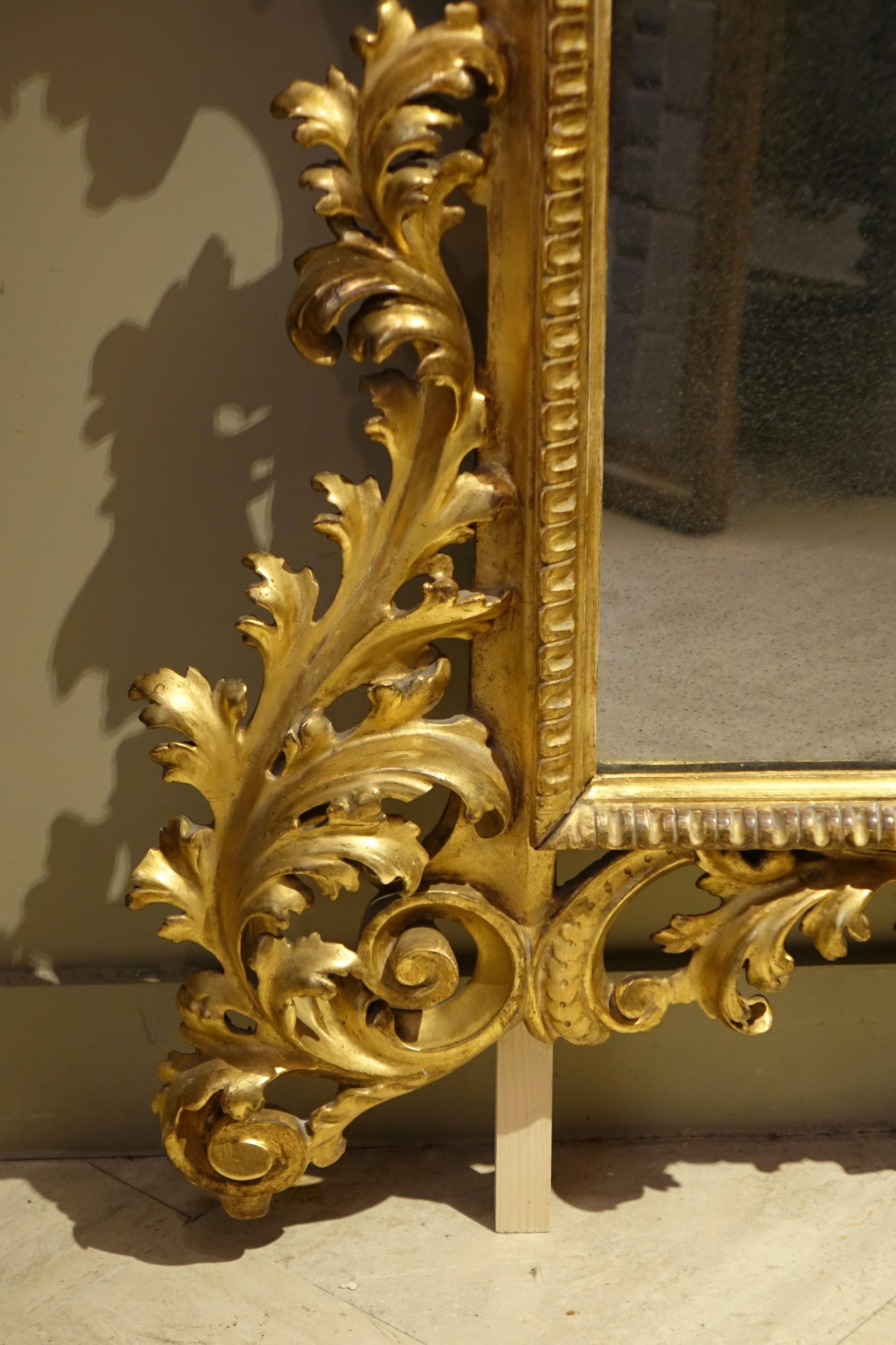 Großer Barockspiegel aus geschnitztem und vergoldetem Holz, Italien, 19. Jahrhundert im Zustand „Gut“ im Angebot in PARIS, FR
