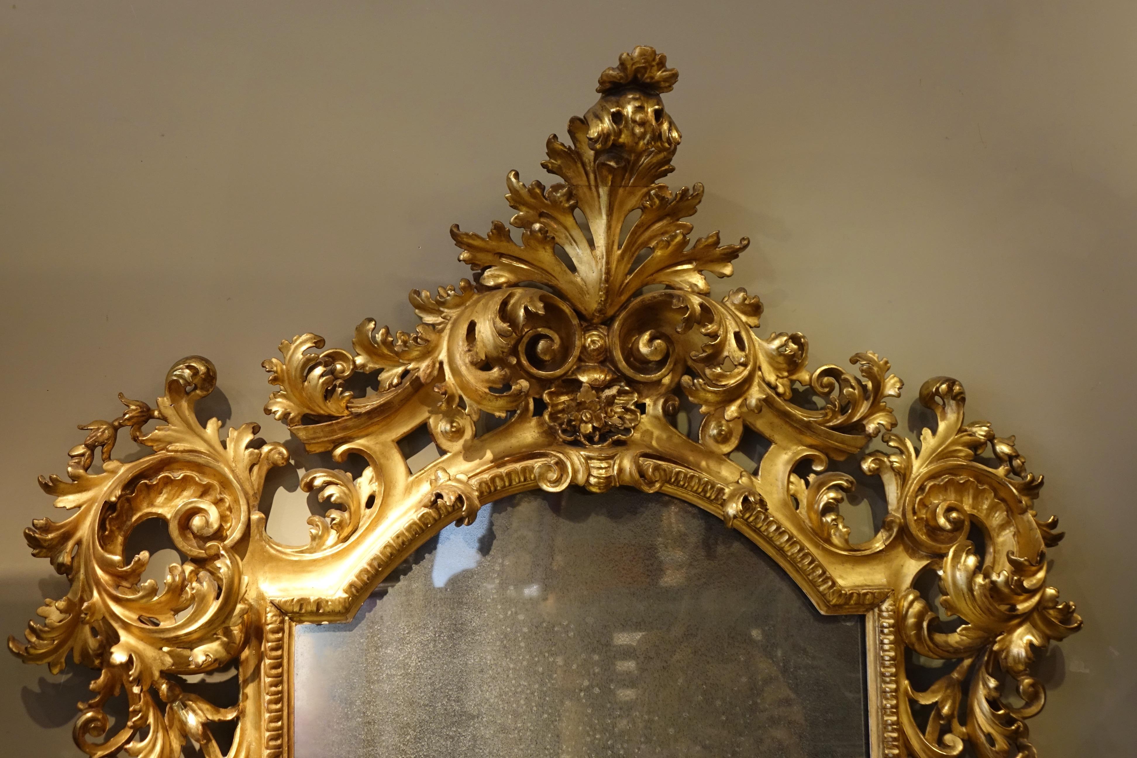 Grand miroir baroque en bois sculpté et doré, Italie 19e siècle Bon état - En vente à PARIS, FR