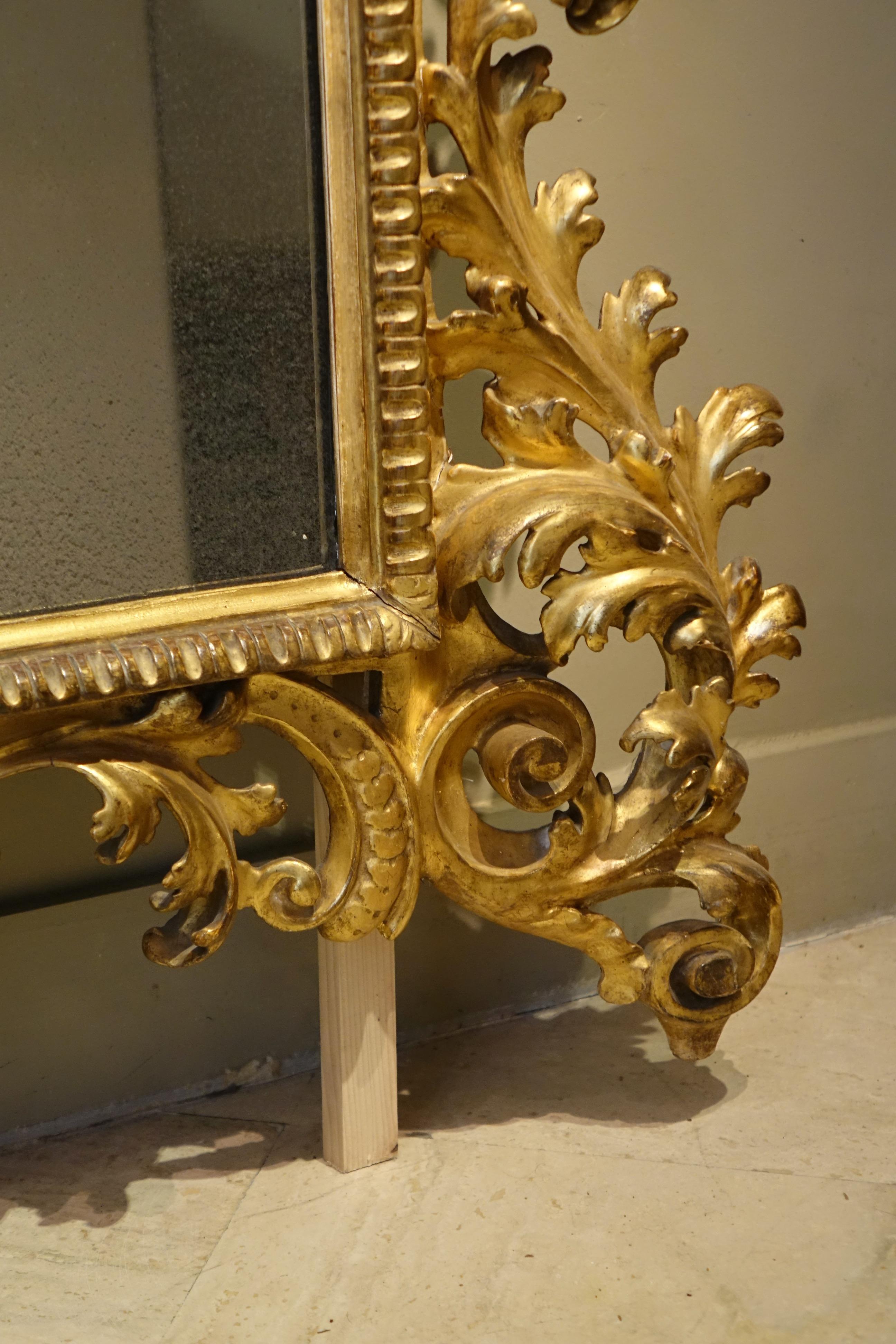 XIXe siècle Grand miroir baroque en bois sculpté et doré, Italie 19e siècle en vente