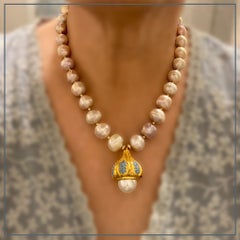 Gran collar barroco de perlas con colgante de cúpula de cebolla, componentes bañados en oro