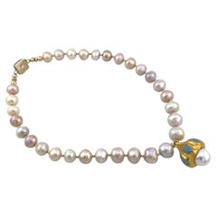 Gran collar barroco de perlas con colgante de cúpula de cebolla, componentes bañados en oro