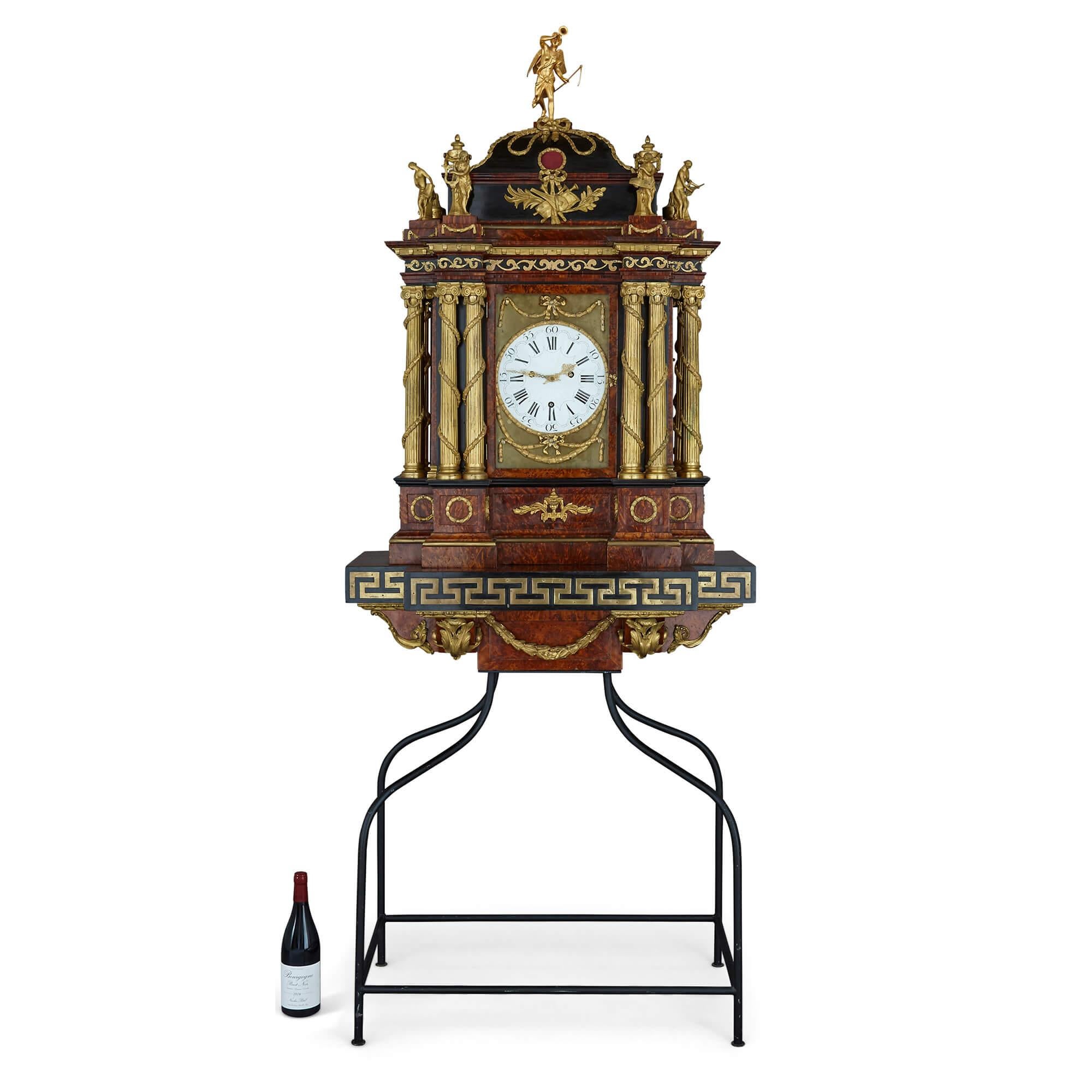 Grande horloge musicale autrichienne de style baroque montée en bronze doré en vente 2
