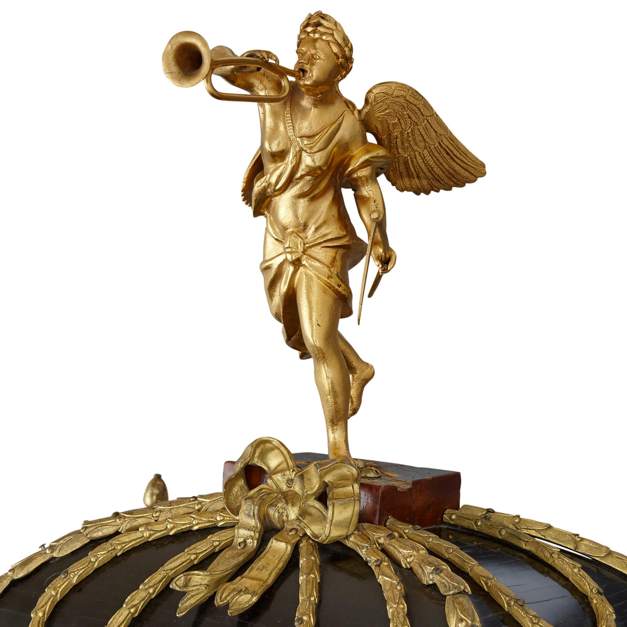 Autrichien Grande horloge musicale autrichienne de style baroque montée en bronze doré en vente