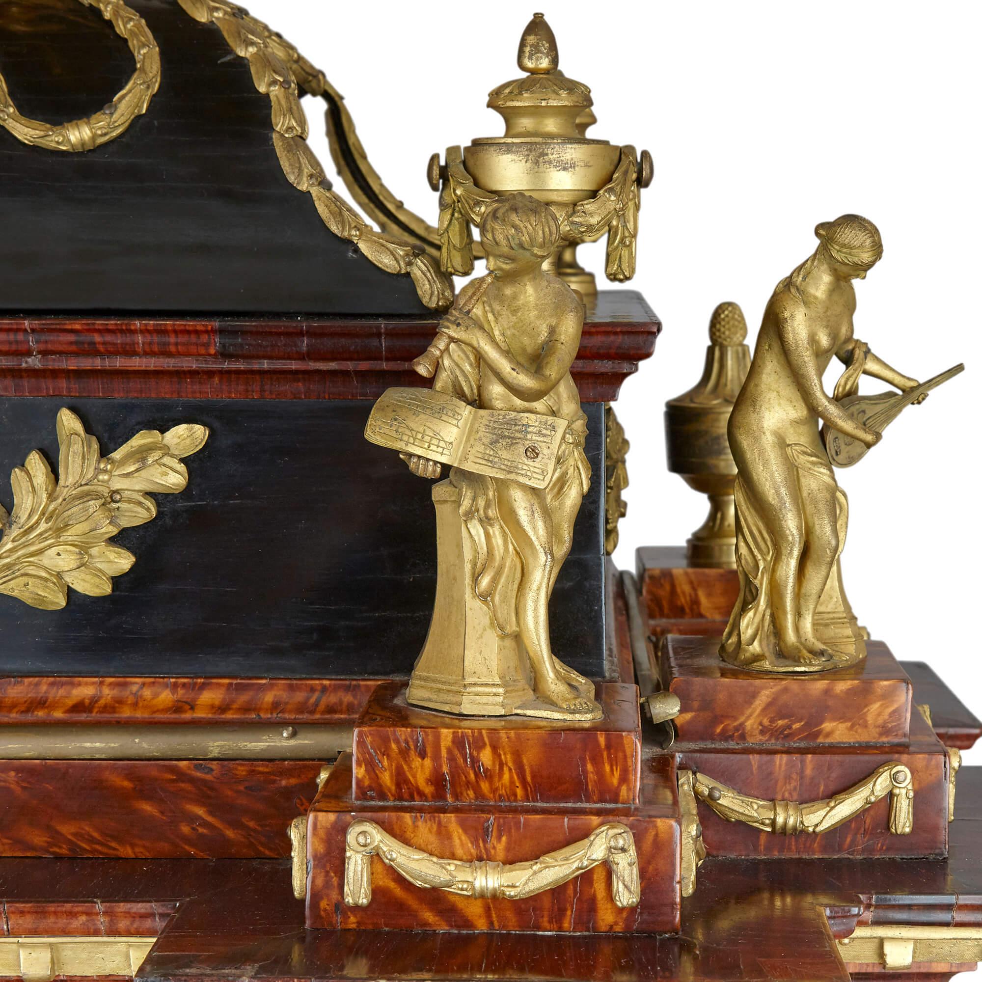 Grande horloge musicale autrichienne de style baroque montée en bronze doré Bon état - En vente à London, GB