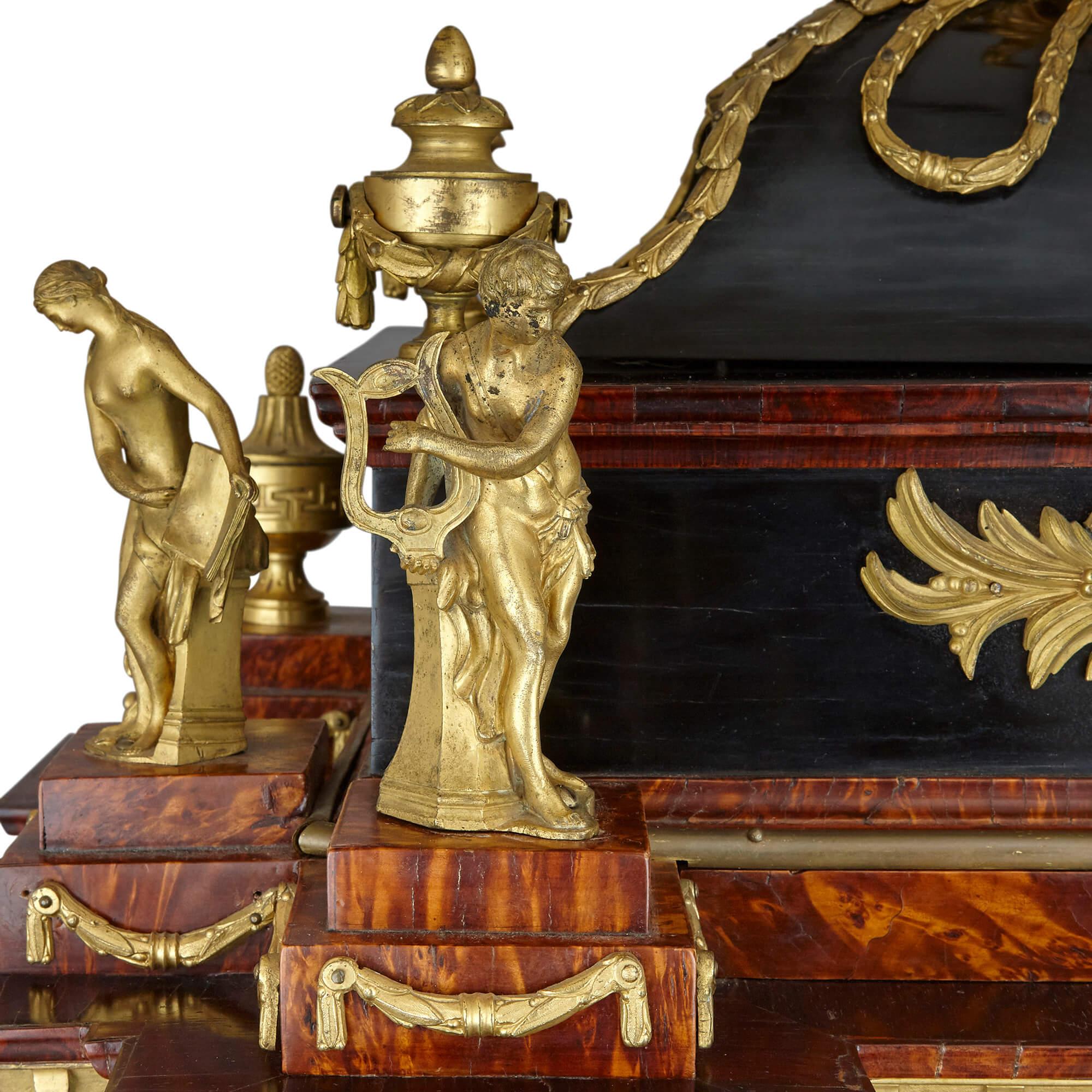 XIXe siècle Grande horloge musicale autrichienne de style baroque montée en bronze doré en vente