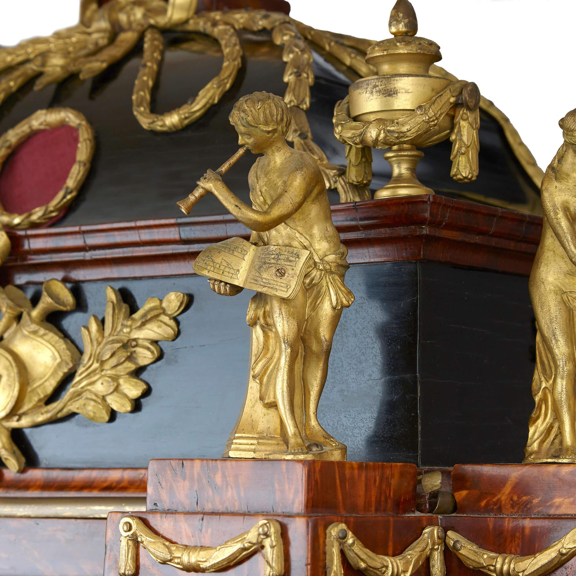 Bronze doré Grande horloge musicale autrichienne de style baroque montée en bronze doré en vente