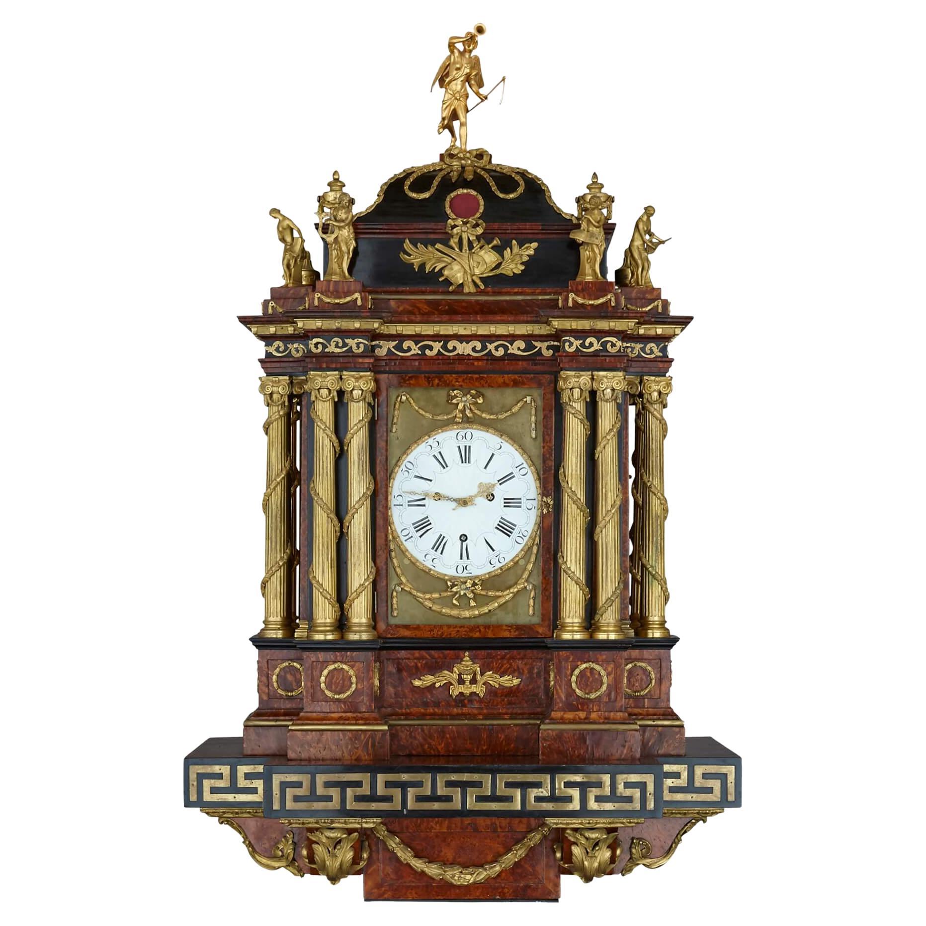 Grande horloge musicale autrichienne de style baroque montée en bronze doré