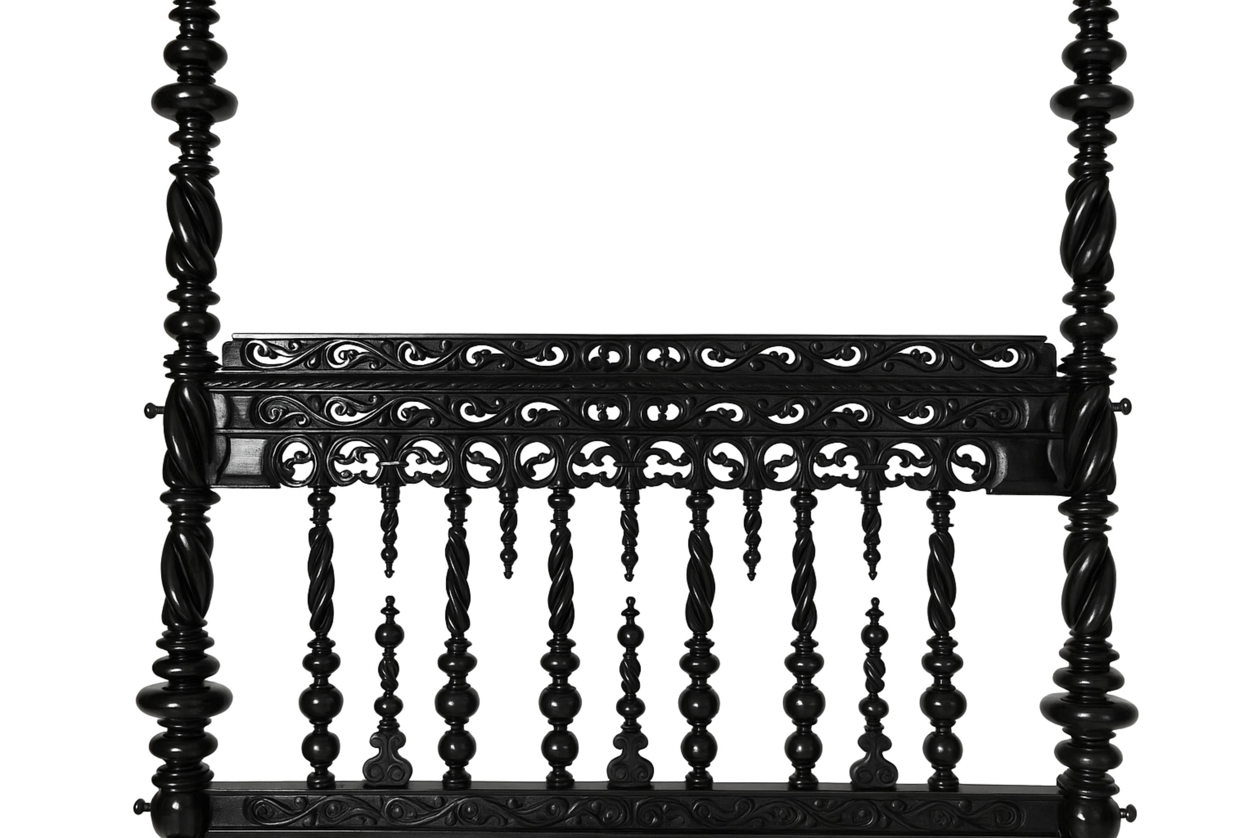 Un letto a baldacchino (soffitto) in stile barocco con vernice nera, con testiera.
La testata, decorata con ossa sagomate, scosse e corde, si trasforma in dischi e sfere a forma di bobina nei lati e nelle gambe del letto. 
Le colonne sono