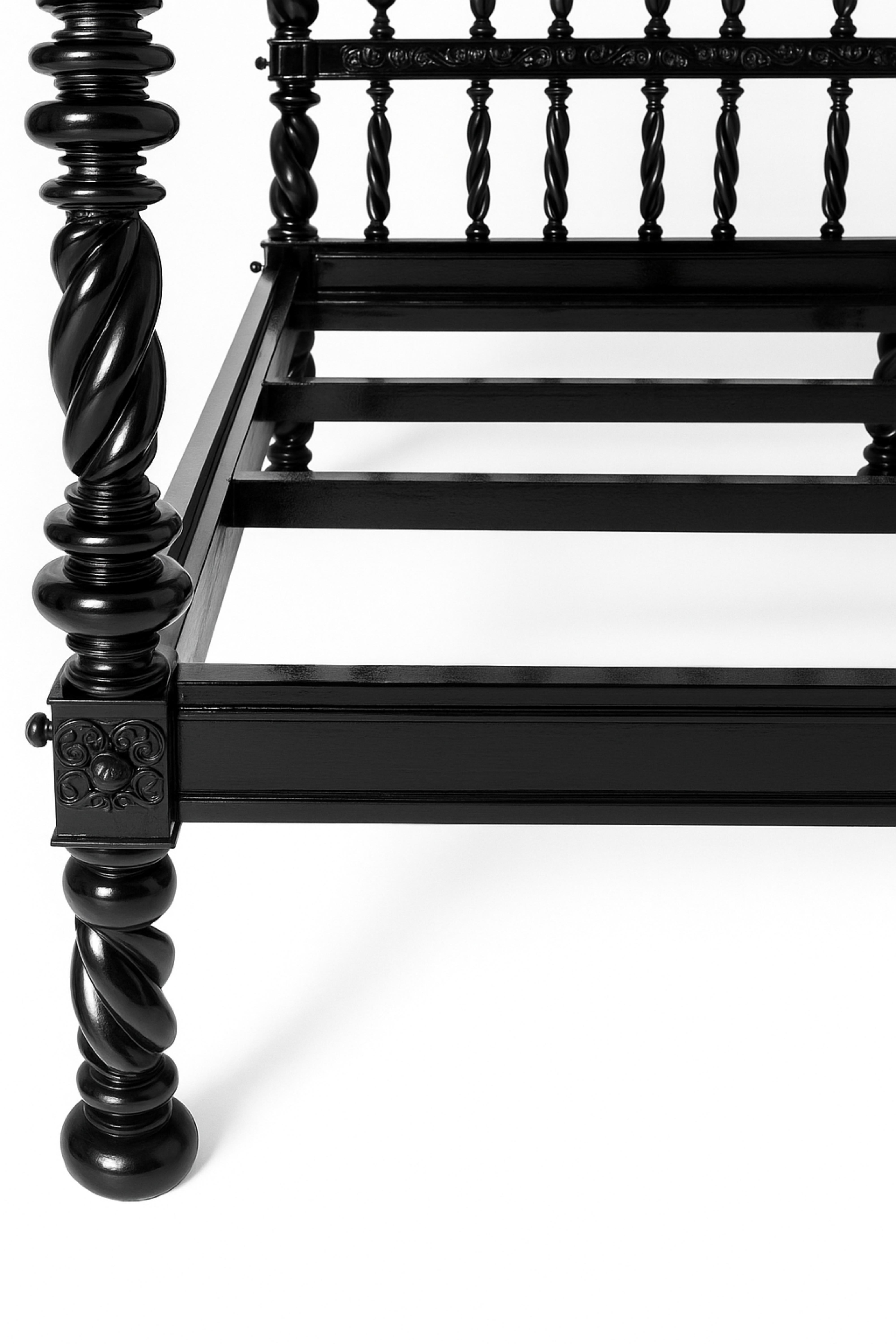 Portoghese Grande letto a baldacchino in stile barocco in lacca nera, XIX secolo in vendita