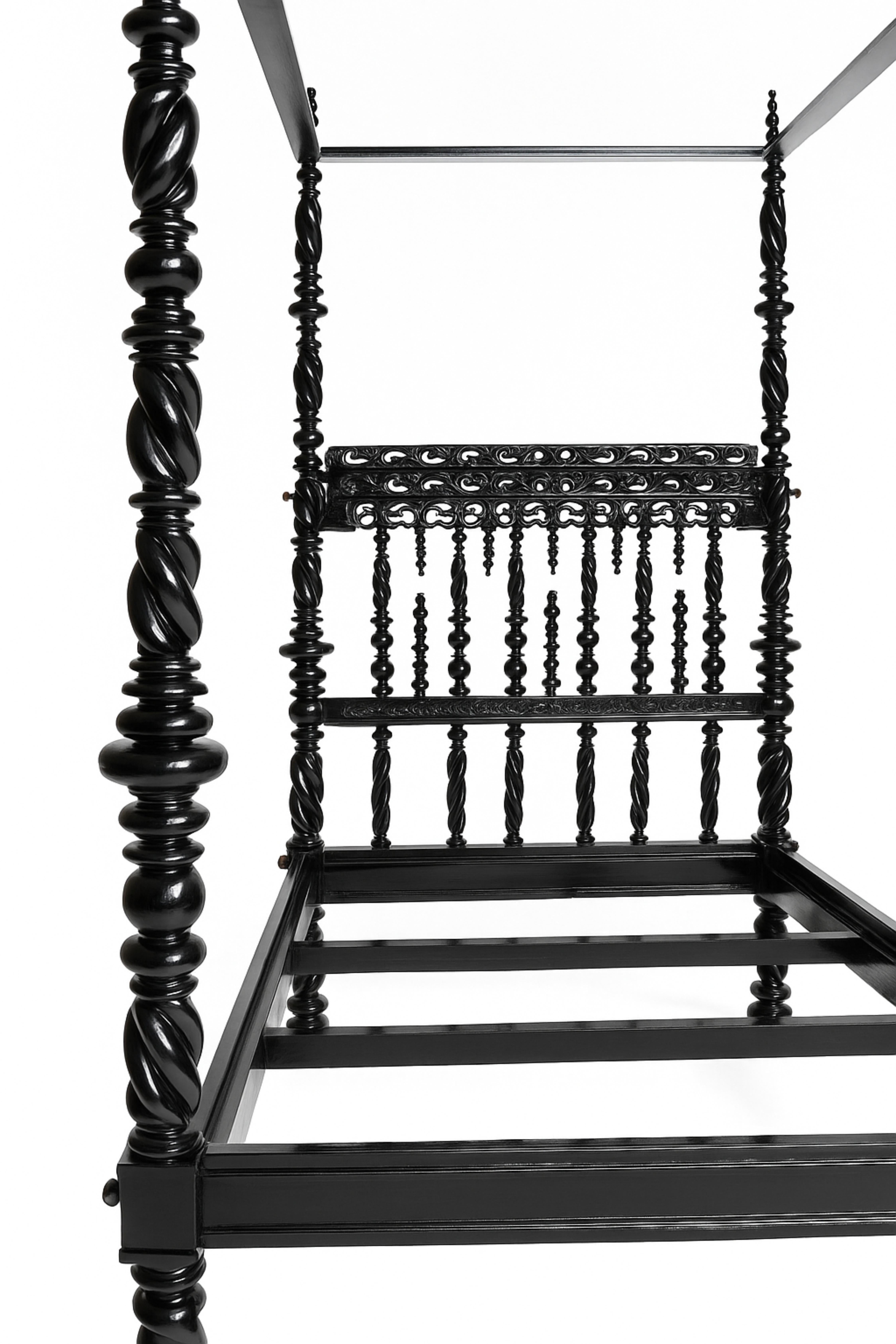 Grande letto a baldacchino in stile barocco in lacca nera, XIX secolo In condizioni buone in vendita a Lisbon, PT