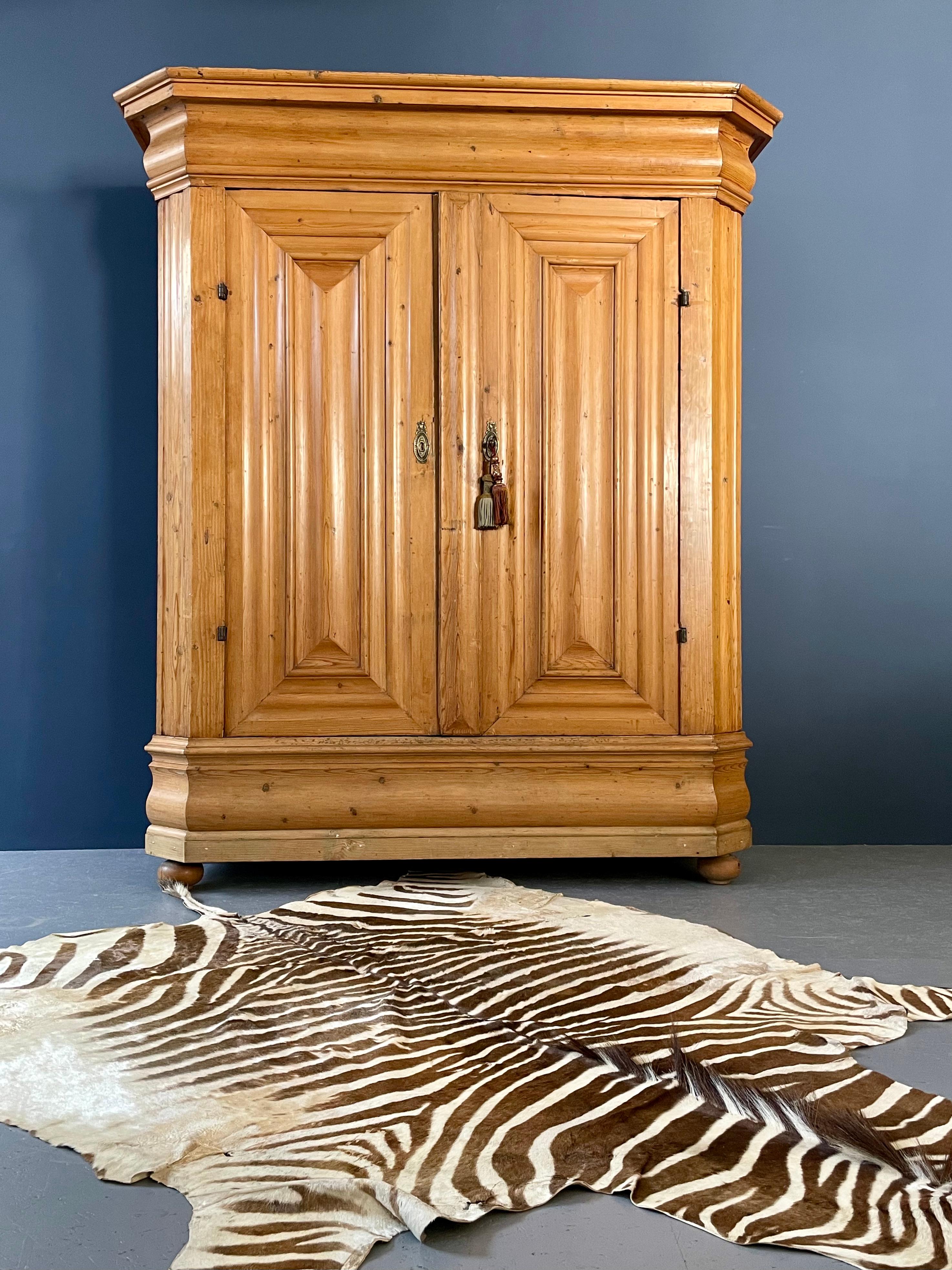 Large Frankfurt Wave Cabinet, Pine Wood, 18th Century For Sale 7