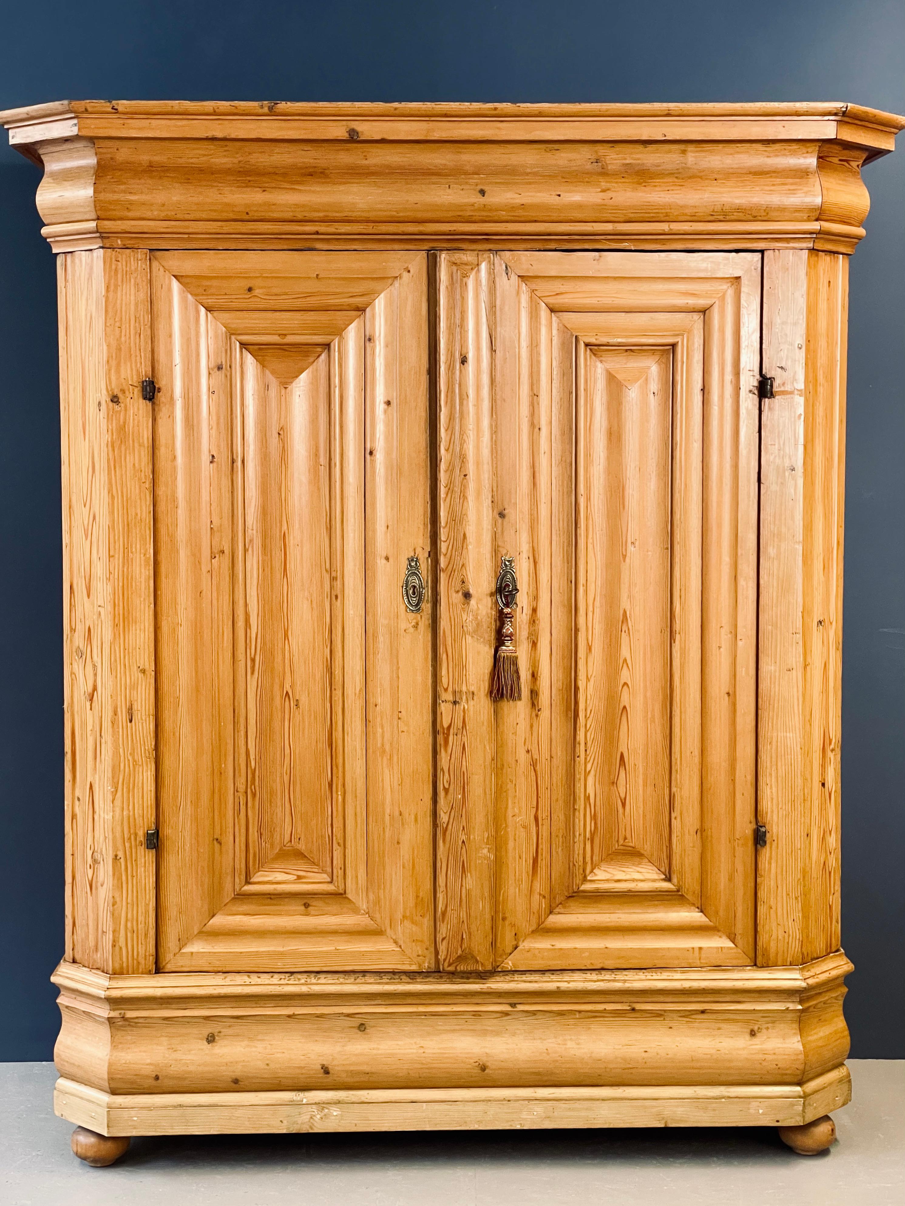 Large Frankfurt Wave Cabinet, Pine Wood, 18th Century For Sale 8
