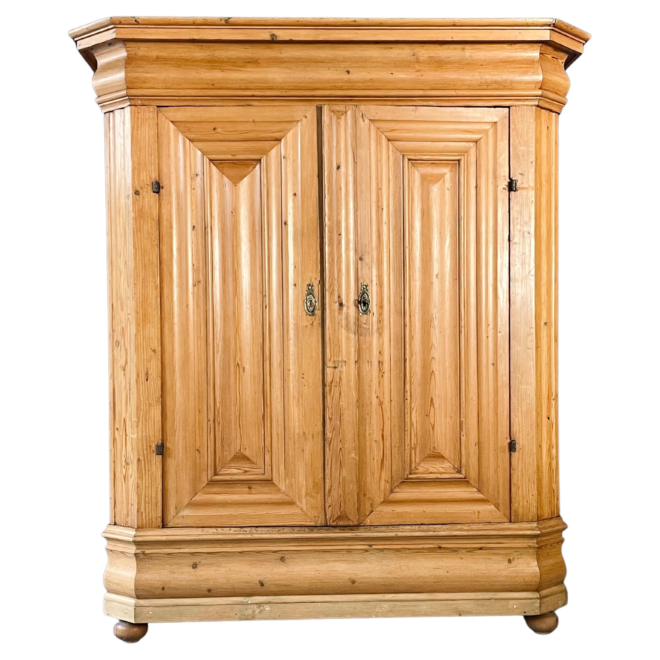Large Frankfurt Wave Cabinet, Pine Wood, 18th Century For Sale