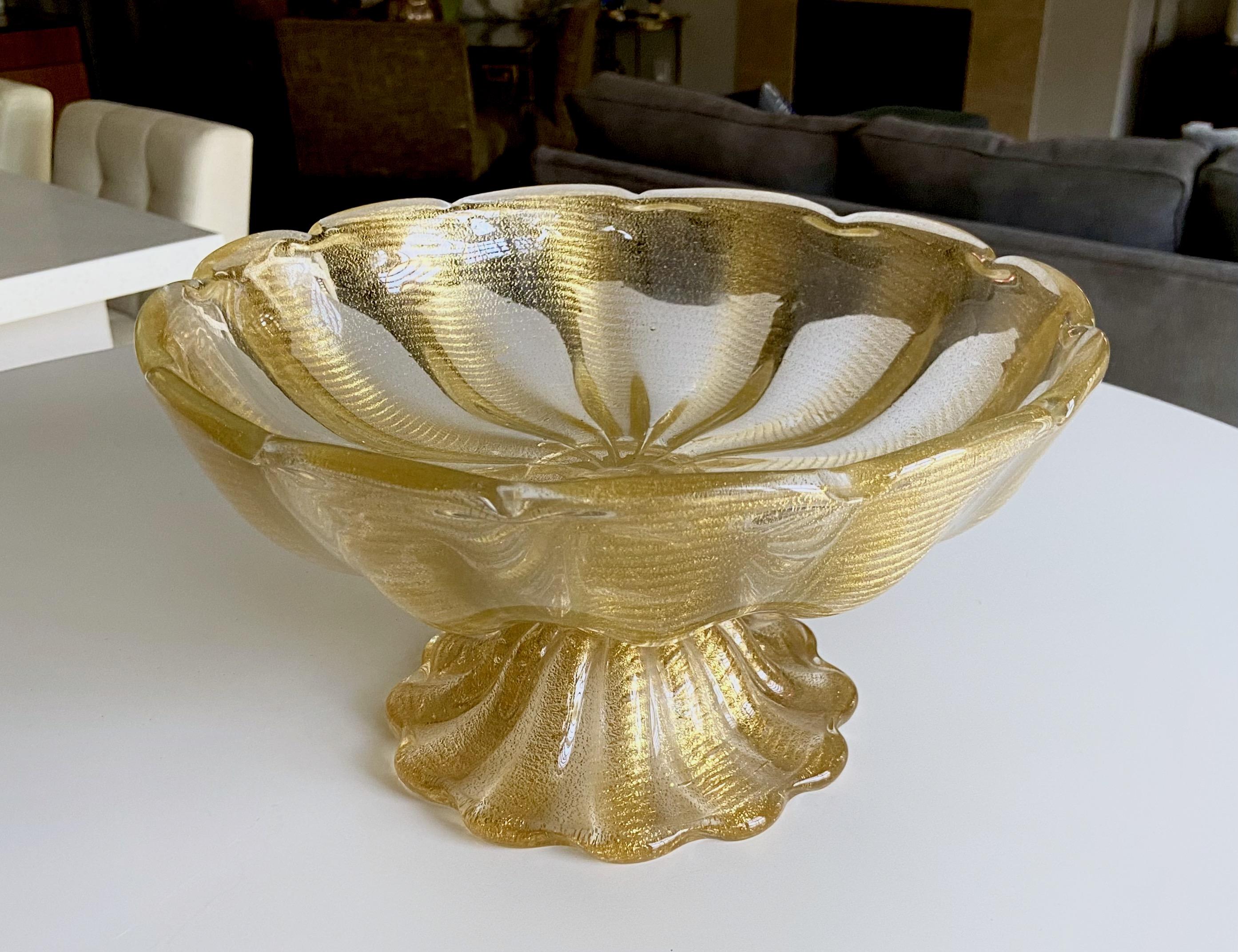 Grande coupe de centre de table en verre soufflé à la main par Barovier&Toso, selon la technique du Coronado d'ore. Fabriqué de manière experte en verre transparent épais avec des inclusions d'or.
    