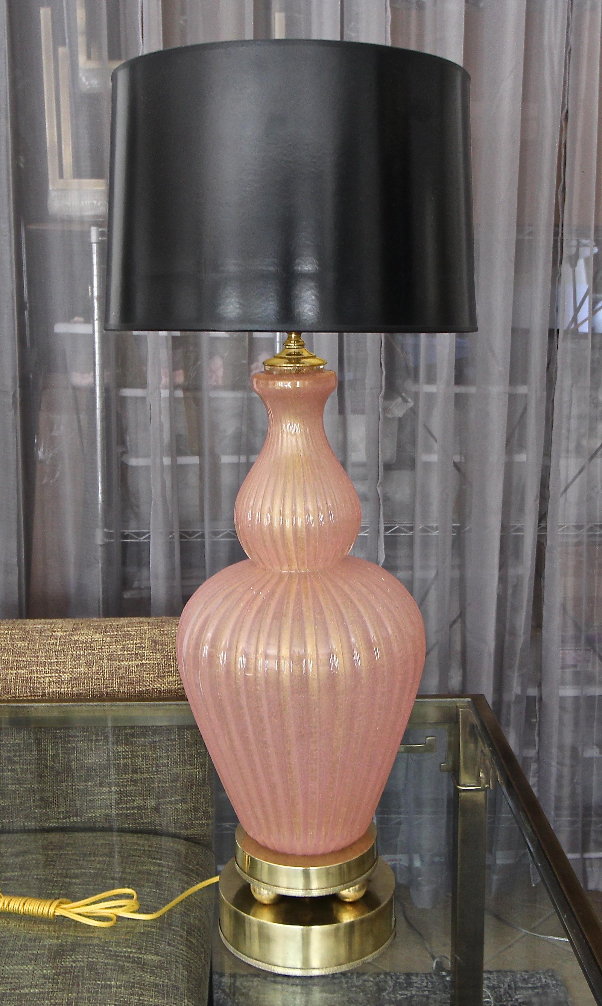 Large scale Murano Italian hand blown pink or salmon ribbed glass table lamp with gold inclusions. The large scale heavy constructed blown glass rests on original solid deco style brass base. Made by Barovier & Toso. Rewired with new three-way